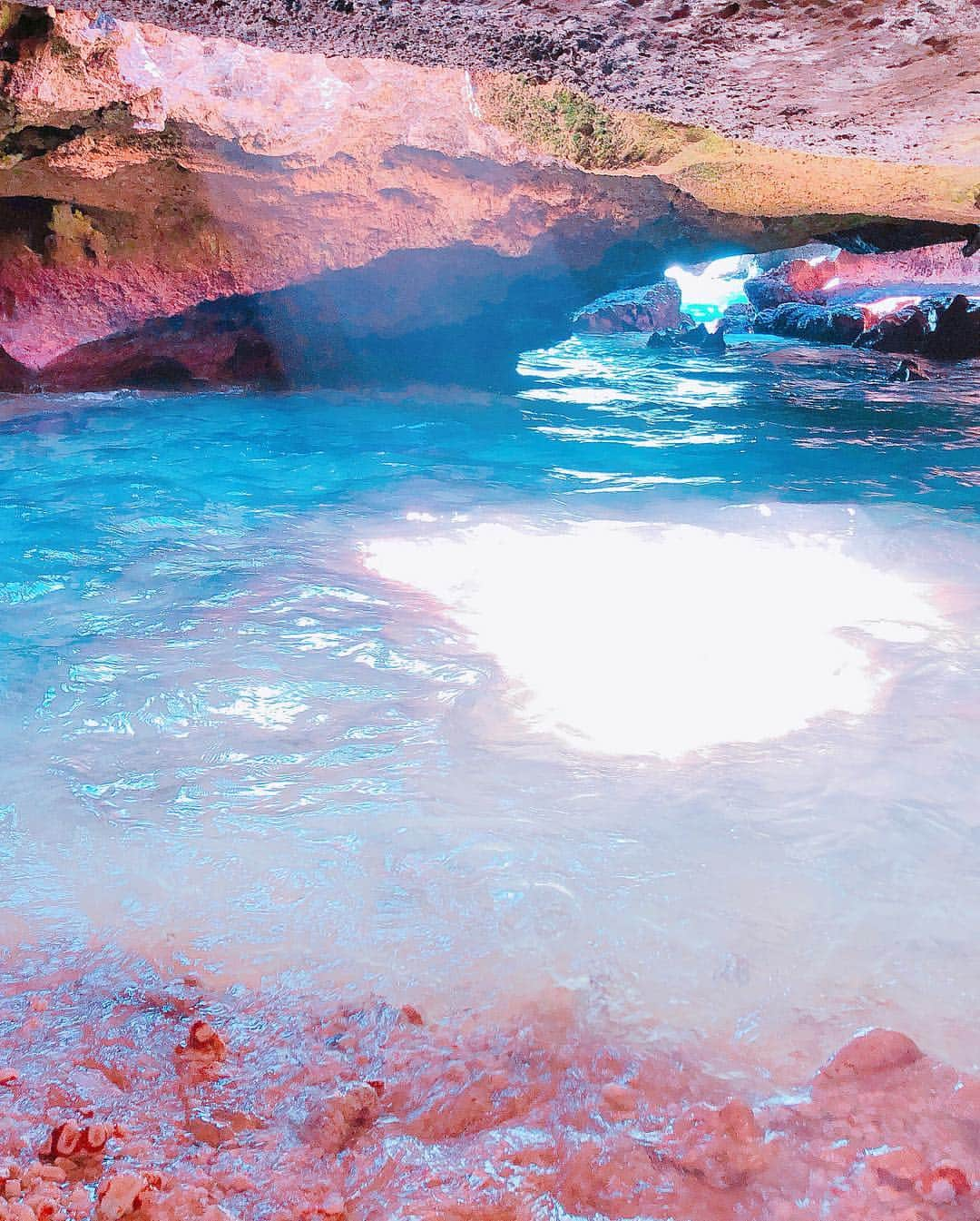 山内遥さんのインスタグラム写真 - (山内遥Instagram)「. .  mermaid cave 💎♡♡ 岩が波で削られて作られた洞窟！ 日差しが入ってきて神秘的な空間🥺 (ただここ入るのに3mくらいあるから脚立必須w) 結構大変だったけどそれ以上に感動した🥺🥺 上から覗くと穴がハートに見える♡ 2枚目の写真でちょっと分かるかな？🥺 素敵だったな〜〜☺︎いい思い出☺︎ . .  #hawaii#mermaidcave#nanakulibeachpark #ハワイ#マーメイドケーブ #oharu_trip」1月21日 22時10分 - haruka__yamauchi