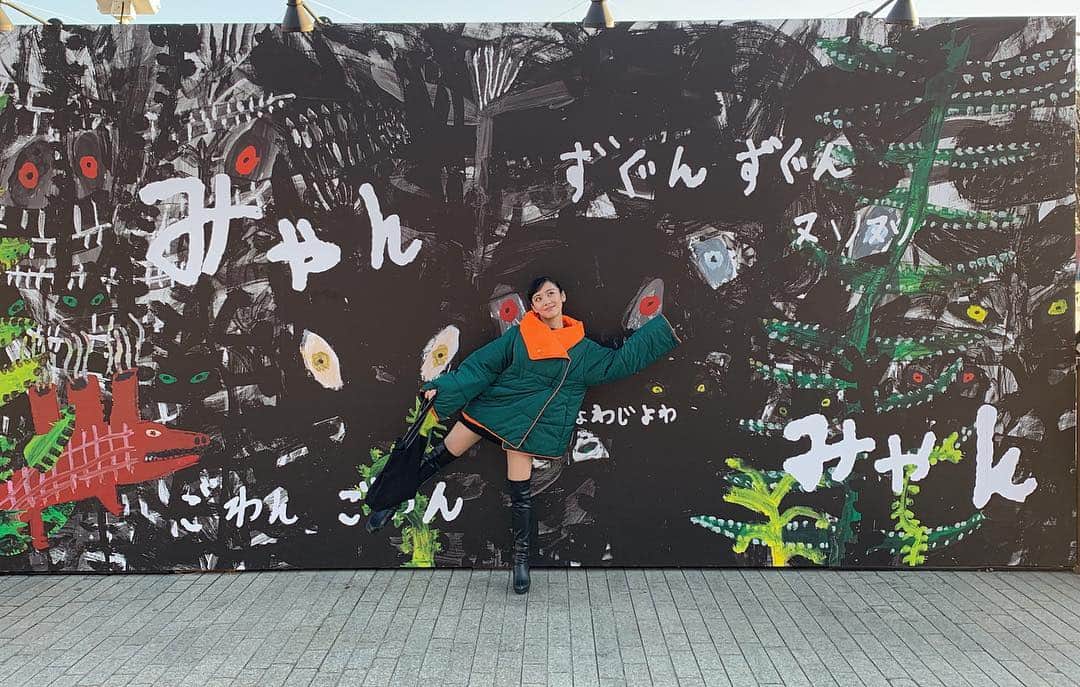 のインスタグラム：「ちょっと怖い壁紙みつけた👾  #アート #作品 #アイススケート #スケートリンク #横浜 #赤レンガ倉庫 #おしゃれ」