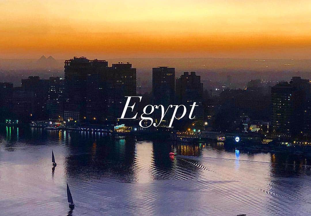 西山真以さんのインスタグラム写真 - (西山真以Instagram)「* 大きなナイル川の遠く向こう側、 橙色の空に薄っすらと佇むギザのピラミッド。 イースター島でモアイ像を初めてこの目で見た時のような、 とても幻想的な眺めでした。 . #nileriver  #egypt  #cairo  #pyramid #🇪🇬 #trip  #memories」1月21日 22時39分 - mai0830