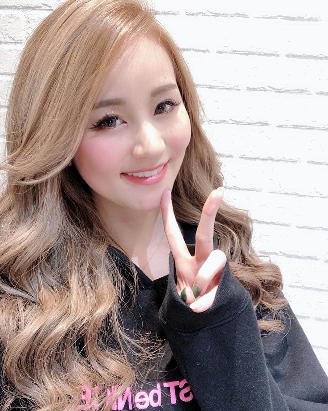 LORYのインスタグラム：「金髪ふっかーーつ🦁❤️ 久々のインスタライブ見てくれた皆さま ありがとうございます🥰🙏 いつもお世話になってる #ROLLEN からでした😁💈 池さん @rollen_ike の計算しつくされた カラーのおかげで全頭ブリーチではなく ハイライトだからダメージも少ないの✨ 透明感のある#メルティベージュ しばらく暗髪ブームでしたが やっぱり明るいのも好き🌹 #haircolor #blondehair #ローレン」