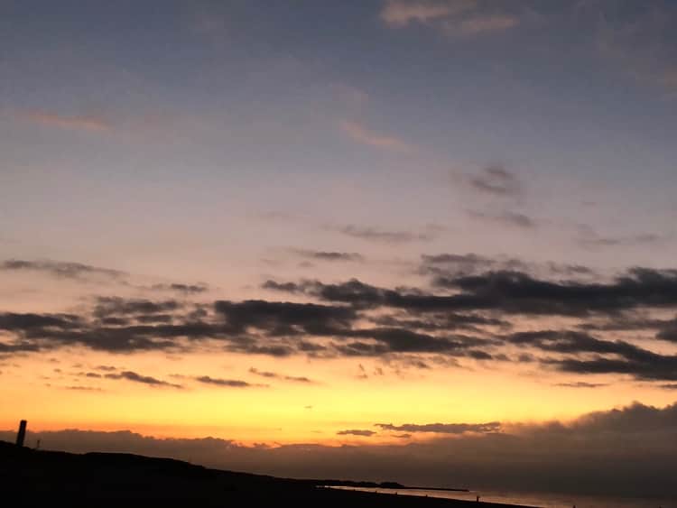 夏目綾さんのインスタグラム写真 - (夏目綾Instagram)「2019.01 🇯🇵静岡Shizuoka 中田島砂丘に行ってきた！✨ 着いた時は暗かったのにあっという間に明るくなって不思議な感じがした！🌙 晴れてたら海から太陽昇ってるの見えたけど今日は雲で隠れてるね〜って通りすがりの地元の方が教えてくれた🤭 またリベンジしたいなぁ☀️ でも、この冬の目標だった「海で日の出を見る」を達成できて嬉しい〜〜！！✨ #中田島砂丘 #日の出」1月21日 23時38分 - natsumeaya79