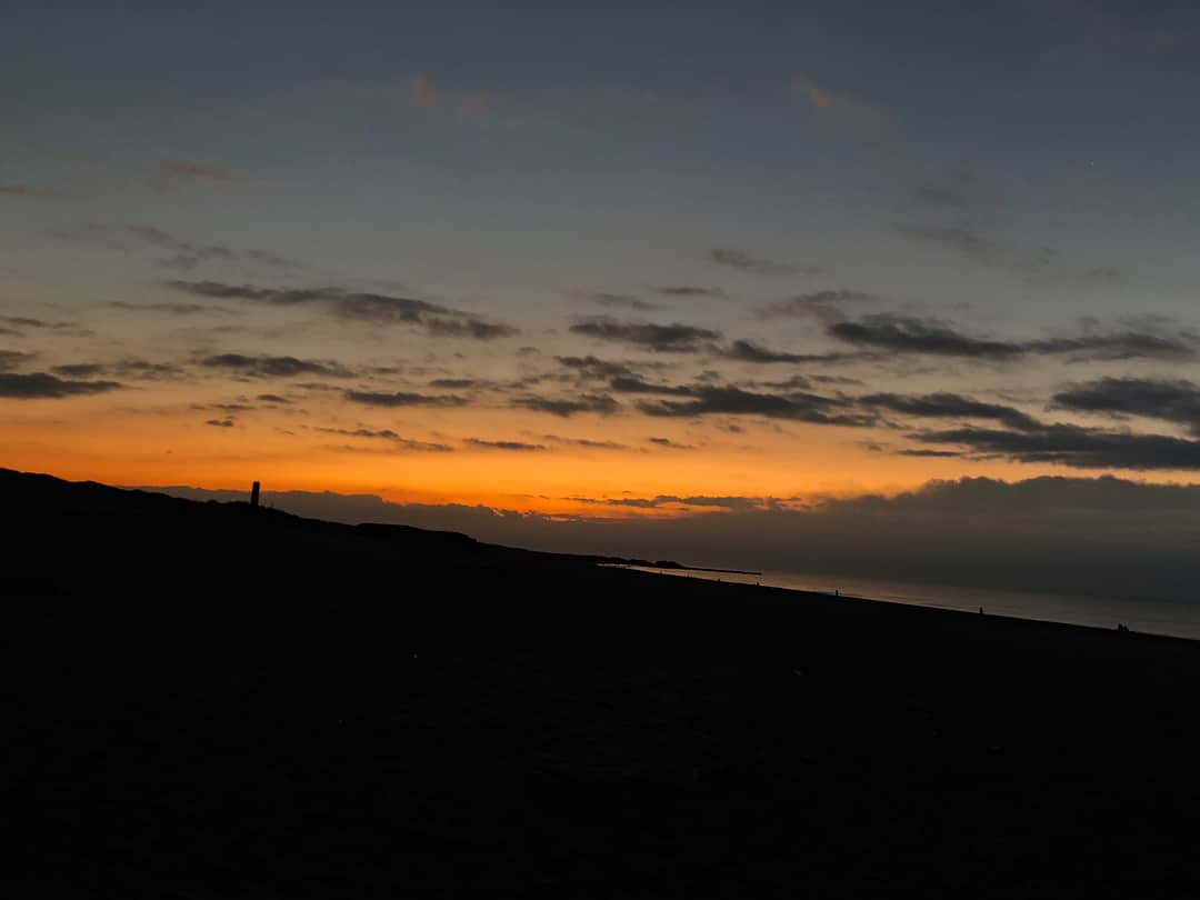 夏目綾さんのインスタグラム写真 - (夏目綾Instagram)「2019.01 🇯🇵静岡Shizuoka 中田島砂丘に行ってきた！✨ 着いた時は暗かったのにあっという間に明るくなって不思議な感じがした！🌙 晴れてたら海から太陽昇ってるの見えたけど今日は雲で隠れてるね〜って通りすがりの地元の方が教えてくれた🤭 またリベンジしたいなぁ☀️ でも、この冬の目標だった「海で日の出を見る」を達成できて嬉しい〜〜！！✨ #中田島砂丘 #日の出」1月21日 23時38分 - natsumeaya79