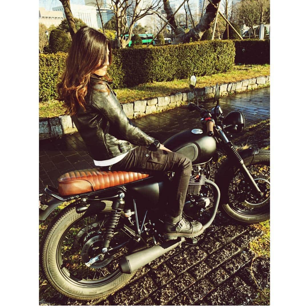 采女華さんのインスタグラム写真 - (采女華Instagram)「#muttmotorcycles #mutt #bike #motorcycle #mongrel #125cc #原付二種 #英国 #バイク #バイク女子 #モデル #短足 #158cm」1月22日 0時00分 - 87uneme