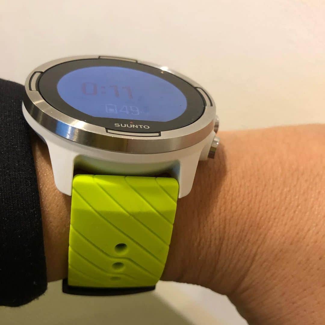 のインスタグラム：「#suunto #suuntoストラップ交換 #僅差でこちらになりました #皆さんご意見ありがとうございました  #団長安田 #安田大サーカス団長 #団長トライアスロン」