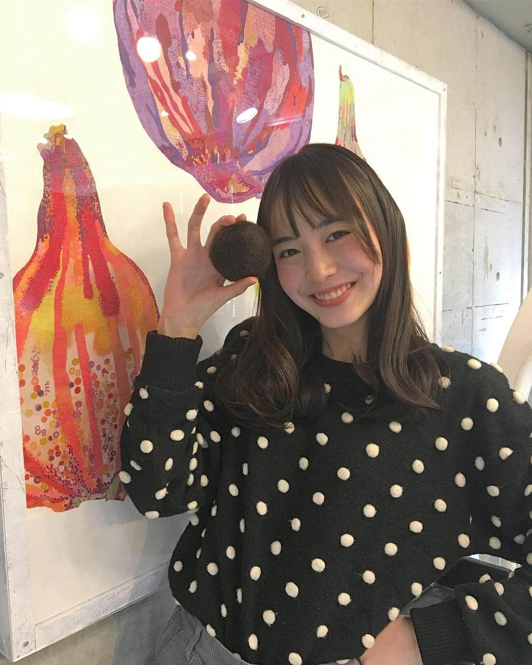 井桁弘恵さんのインスタグラム写真 - (井桁弘恵Instagram)「ㅤㅤㅤㅤㅤㅤㅤㅤㅤㅤㅤㅤㅤ 少し前に髪を切りました✂︎ 次の作品に向けて10センチくらい。 見た目そんなに変わってないけど 自分的にサッパリして良きです☺︎ 切った髪の毛が固まって足の上に乗ってたのでころころいじってたら 綺麗なお団子になりました☺️ 小さい頃に作ってた泥団子思い出して楽しかった〜〜❤︎ ㅤㅤㅤㅤㅤㅤㅤㅤㅤㅤㅤㅤㅤ @works_daisuke さん いつもありがとうございます😊」1月22日 0時44分 - igetahiroe23