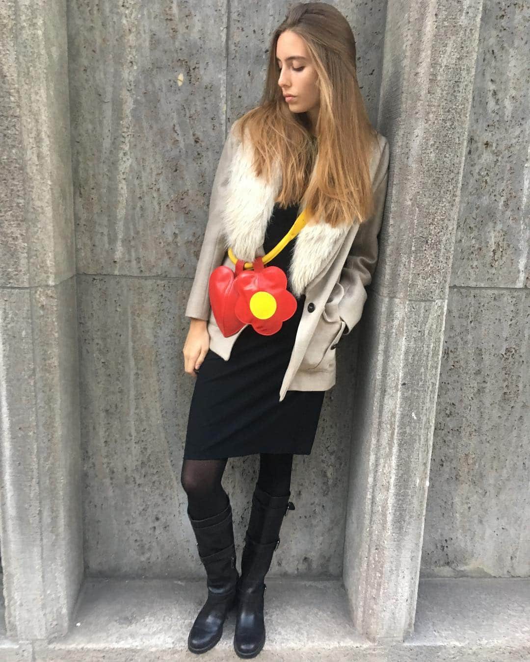 のインスタグラム：「Winter flower . . . . . . . .  #johnribbe #bag #charmbag #fashion #accessory #winteroutfit #fashionweek #handbag #flowerbag #heartbag #fakefur #redflower #uniquebag #style #redbag #essentials  #paris #bags #hadbags#johnribbecoat」