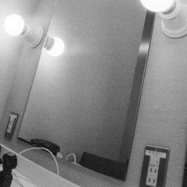 尾崎裕哉さんのインスタグラム写真 - (尾崎裕哉Instagram)「Getting ready for the show. かっこよくなる魔法をかけてもらってます #filmcamera」1月22日 1時07分 - hiroya.ozaki