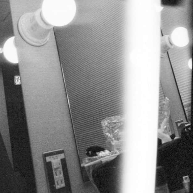 尾崎裕哉さんのインスタグラム写真 - (尾崎裕哉Instagram)「Getting ready for the show. かっこよくなる魔法をかけてもらってます #filmcamera」1月22日 1時07分 - hiroya.ozaki