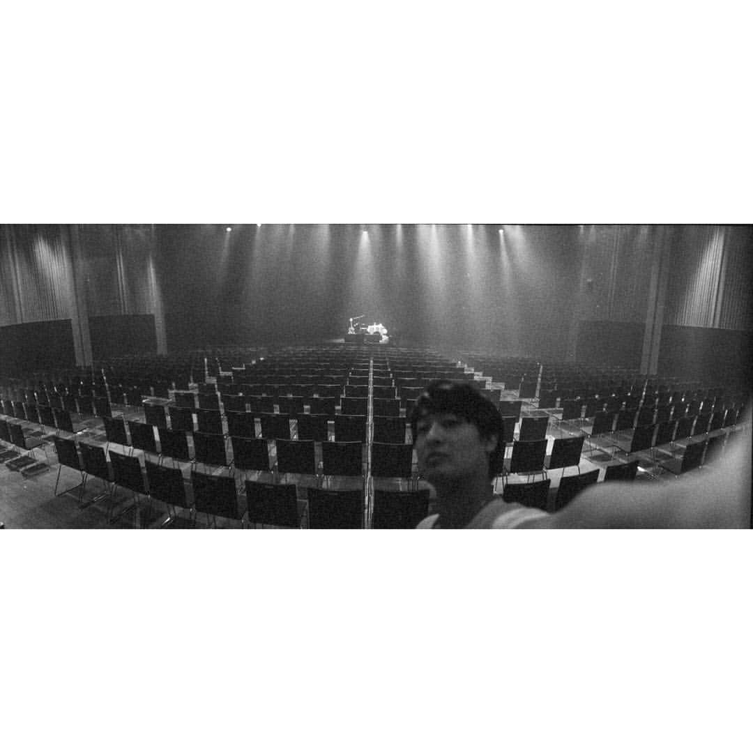 尾崎裕哉さんのインスタグラム写真 - (尾崎裕哉Instagram)「Empty venue selfie #filmphotography #ちょっとピンぼけ」1月22日 1時13分 - hiroya.ozaki