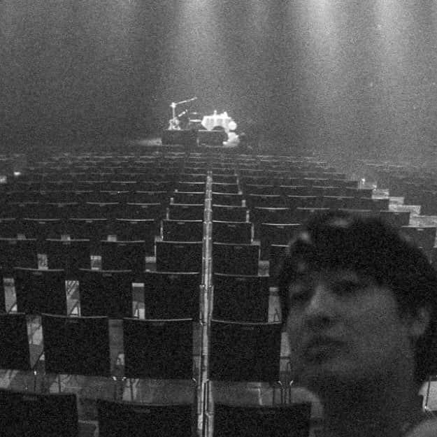 尾崎裕哉さんのインスタグラム写真 - (尾崎裕哉Instagram)「Empty venue selfie #filmphotography #ちょっとピンぼけ」1月22日 1時13分 - hiroya.ozaki