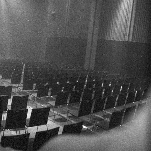 尾崎裕哉さんのインスタグラム写真 - (尾崎裕哉Instagram)「Empty venue selfie #filmphotography #ちょっとピンぼけ」1月22日 1時13分 - hiroya.ozaki