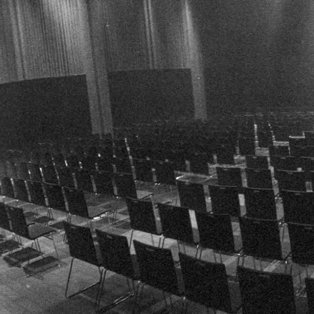 尾崎裕哉さんのインスタグラム写真 - (尾崎裕哉Instagram)「Empty venue selfie #filmphotography #ちょっとピンぼけ」1月22日 1時13分 - hiroya.ozaki
