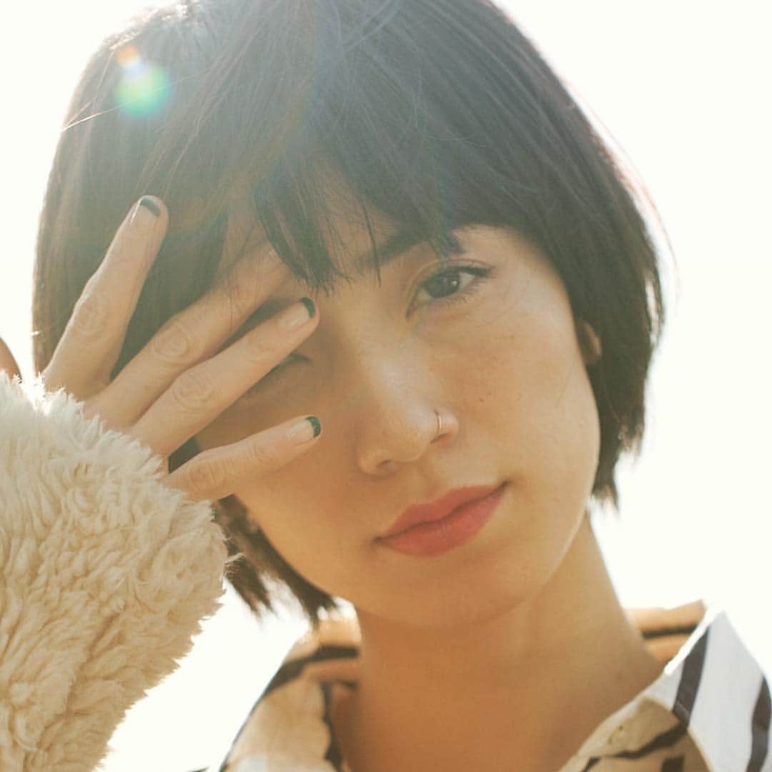 菊井亜希のインスタグラム：「@threecosmetics  2019ss NEW colour‼︎ 私が使っているのは マットな質感の#DaringlyDistinctLipstick  No.02とNo.07 グロータイプの #DaringlyDemureLipstick No.01とNo.04 目元は 艶やかな輝きが纏う馴染みのいいクリームシャドウ #DaringVoyager No.01とNo.05 ネイルポリッシュはNo.90💅 発色の良い深めなgreen さり気ないフレンチにしてみたけど、すごくお気に入り😊 まさに飾るというより、内面を引き出してくれる感覚、、💄 ロマンティックとアンニュイな気分が交差する💫 色の展開も豊富で組み合わせ考えるだけでワクワクしちゃう😍 新しい自分に出会ってみて！  #babykidsemulsion #mensskincare  #naturalorganicskincare  mens,baby&kidsラインも出たみたい♡THREEのスキンケアラインの香り、たまらなく好き🤤🌿」