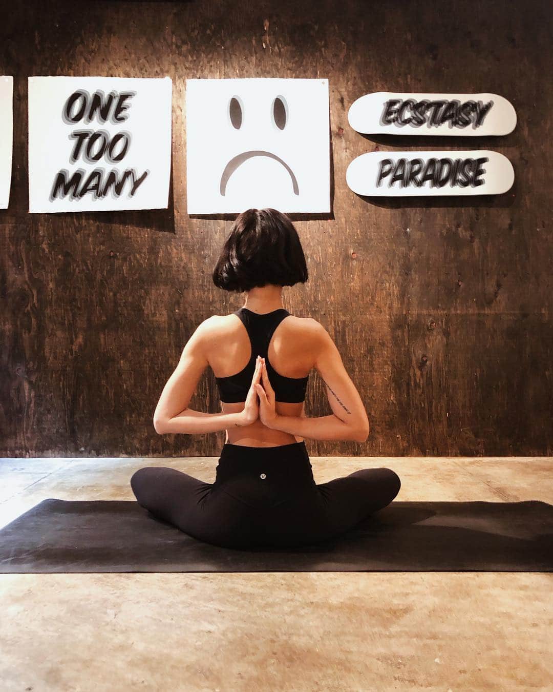 大屋夏南さんのインスタグラム写真 - (大屋夏南Instagram)「Perfect background for a yoga pic 🙃 朝のヨガから始まる日は体が開いて、呼吸が整っていて、マインドが穏やかになる✨出来ることなら毎朝これでスタートしたいけど毎日続けるのは難しいから週に1回😂体作りは頑張り過ぎないのが大事😉 ・ ・ #バックグラウンドが全然マッチしてない #yoga #yogagirl #ヨガ」1月22日 12時00分 - __kana_oya__