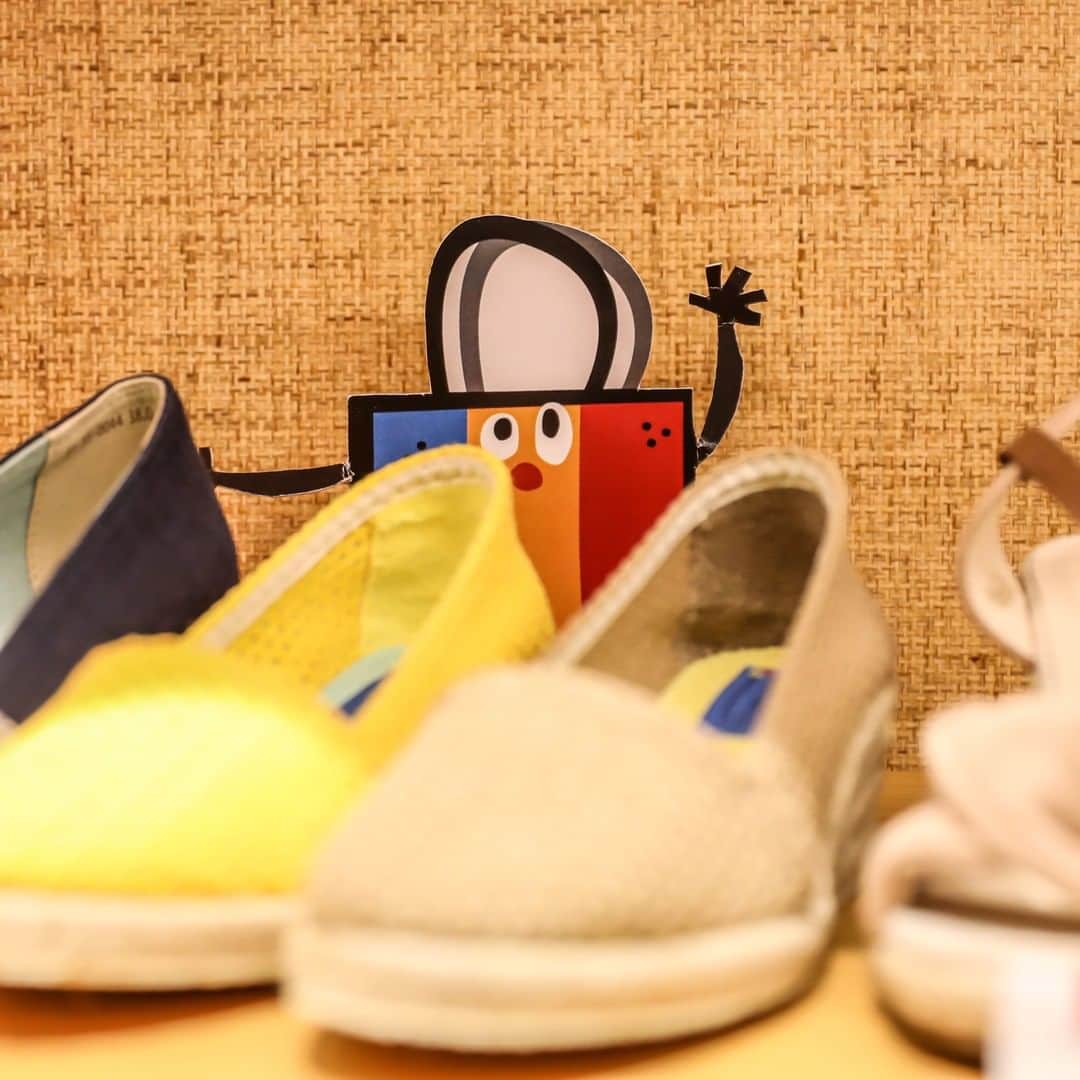 紙袋 包(kamibukuro tutumu)公式さんのインスタグラム写真 - (紙袋 包(kamibukuro tutumu)公式Instagram)「新しいことをはじめたいこの季節！⠀ 新しい靴で元気に歩こう！⠀ ⠀ ⠀ ＃靴⠀ ＃shoes⠀ #アウトレットモールあしびなー⠀⠀ #あしびなー⠀⠀ #アウトレット⠀⠀ #あしびなーアウトレット⠀⠀ #おきなわ⠀⠀ #okinawa⠀⠀ #沖縄⠀⠀ #お買いもの⠀⠀ #かくれんぼ⠀⠀ #楽しい時間⠀⠀ #ファッション⠀ #おしゃれさんと繋がりたい⠀⠀ #あしもと倶楽部⠀ #ナチュラル⠀⠀ #紙袋包⠀⠀ #キャラクター⠀ ＃マスコット⠀⠀ #那覇空港⠀⠀ #那覇空港近く⠀⠀ #年末旅行⠀⠀ #豊見城⠀⠀ #豊見城市⠀」1月22日 12時10分 - kamibukuro_tutumu