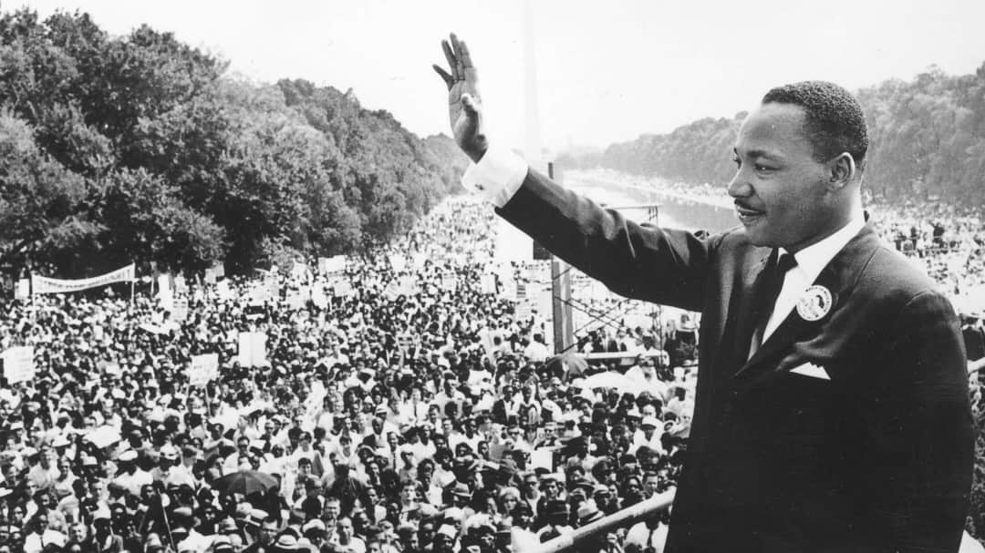 アン・ハサウェイさんのインスタグラム写真 - (アン・ハサウェイInstagram)「“Let no man pull you so low as to hate him.”- MLK Thank you Dr. King for sharing your tremendous light.  It’s an honor to live in a world which bears your footprint, in which your words echo and transform hearts, my own included.」1月22日 6時22分 - annehathaway
