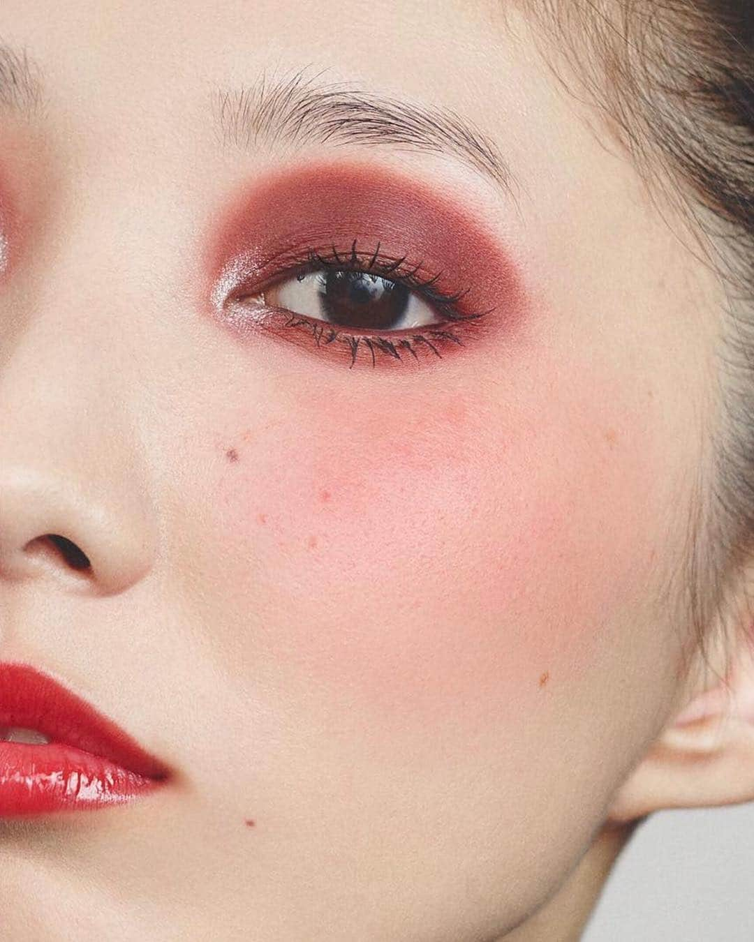 飯島望未さんのインスタグラム写真 - (飯島望未Instagram)「#Repost @chanel.beauty ・・・ BLOOMING RED. “Red means love, danger and passion, but also disruption – it's so strong.” @LuciaPicaOfficial.  Ballet dancer @nozo0806 blooms with red from her lids to her lips for a goddess-like effect. The makeup look created for @chanel.beauty pairs the bold hue with silver for an even more energizing effect. Bring colour to sober winter days.  GET THE LOOK: VITALUMIÈRE AQUA LA PALETTE ESSENTIELLE Beige Clair LES 9 OMBRES ÉDITION N°2: Quintessence LE VOLUME RÉVOLUTION DE CHANEL N°10 Noir STYLO YEUX WATERPROOF N°928 Eros ROUGE COCO LIP BLUSH N°418 Rouge Captivant BAUME ESSENTIEL Transparent ------- #SpringSummerCollection #CreateYourself #ChanelBeauty #ChanelMakeup」1月22日 7時24分 - nozo0806