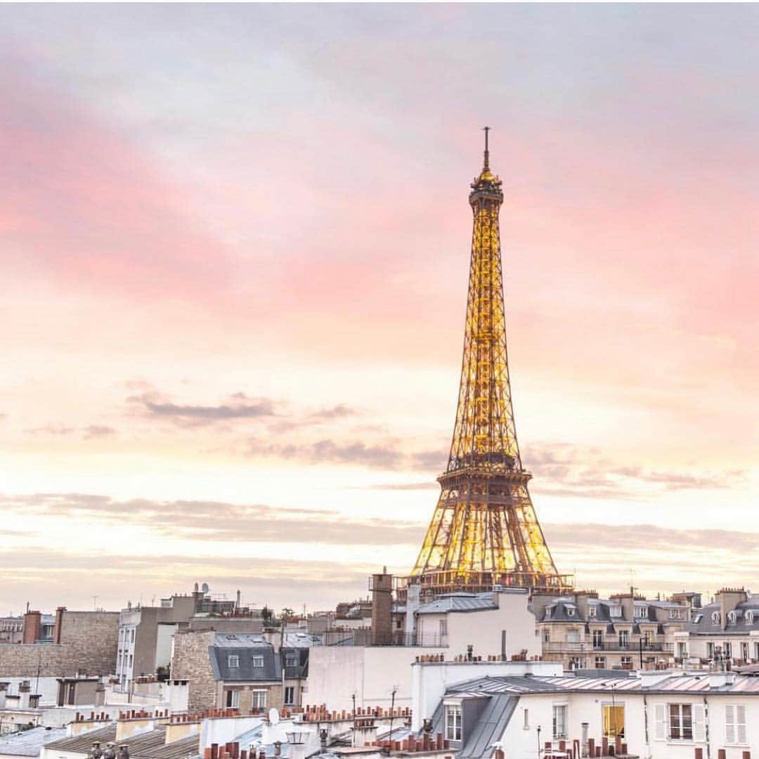 ELLE DECORさんのインスタグラム写真 - (ELLE DECORInstagram)「Pink sky over Paris. 💕 #regram 📸: @georgiannalane」1月22日 8時48分 - elledecor