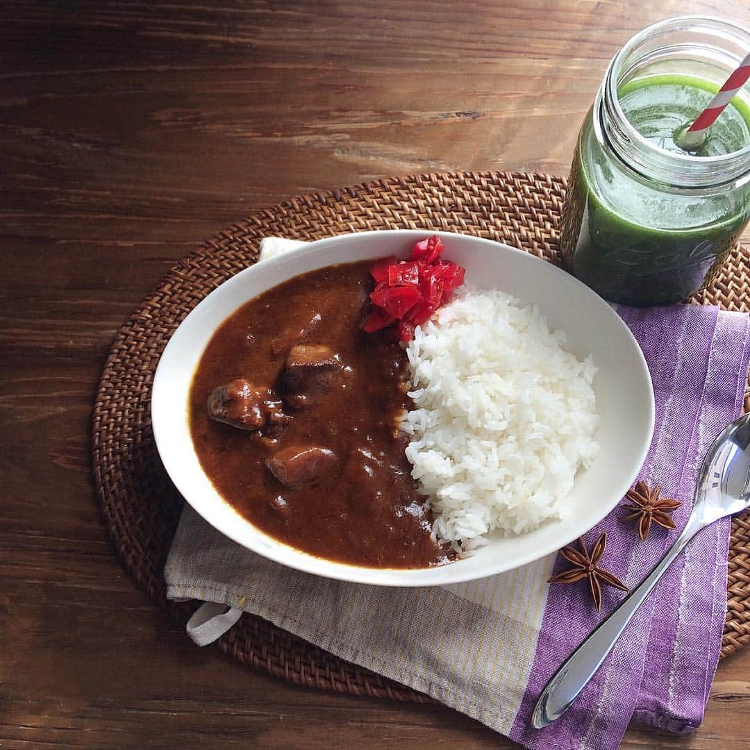 【公式】ヤクルトのケール&フルーツスムージーのインスタグラム：「1/22はカレーの日。 全国学校栄養士協議会が、カレーを全国の学校給食メニューとして提供を呼びかけたことにちなんでいるそうです。 カレーにはフルーツスムージーがラッシー感覚でとても合いますよ♪ . . .  #ヤクルトのスムージー #ヤクルトのケールスムージー #ヤクルト #スムージー #グリーンスムージー #スーパーフード #ケール #日常 　#キレイをかしこく　#カレー　#カレーライス　#カレーの日　#ラッシー #yakult #smoothie #kalesmoothie #greensmoothie #kale #soymilk #instafood #foodstyling #foodstagram　#curry」