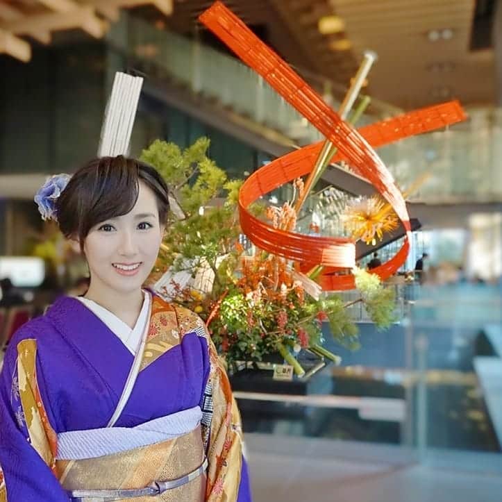 のインスタグラム：「Kimono 💓 . 振袖✨ . 帯結びは新年らしく華やかに😃 母が頑張ってくれました♥️ . #着物 #振袖 #和装 #和服 #簪 #かんざし #髪飾り #帯 #帯結び #佐賀錦 #着付け #kimono #麻里衣きもの」