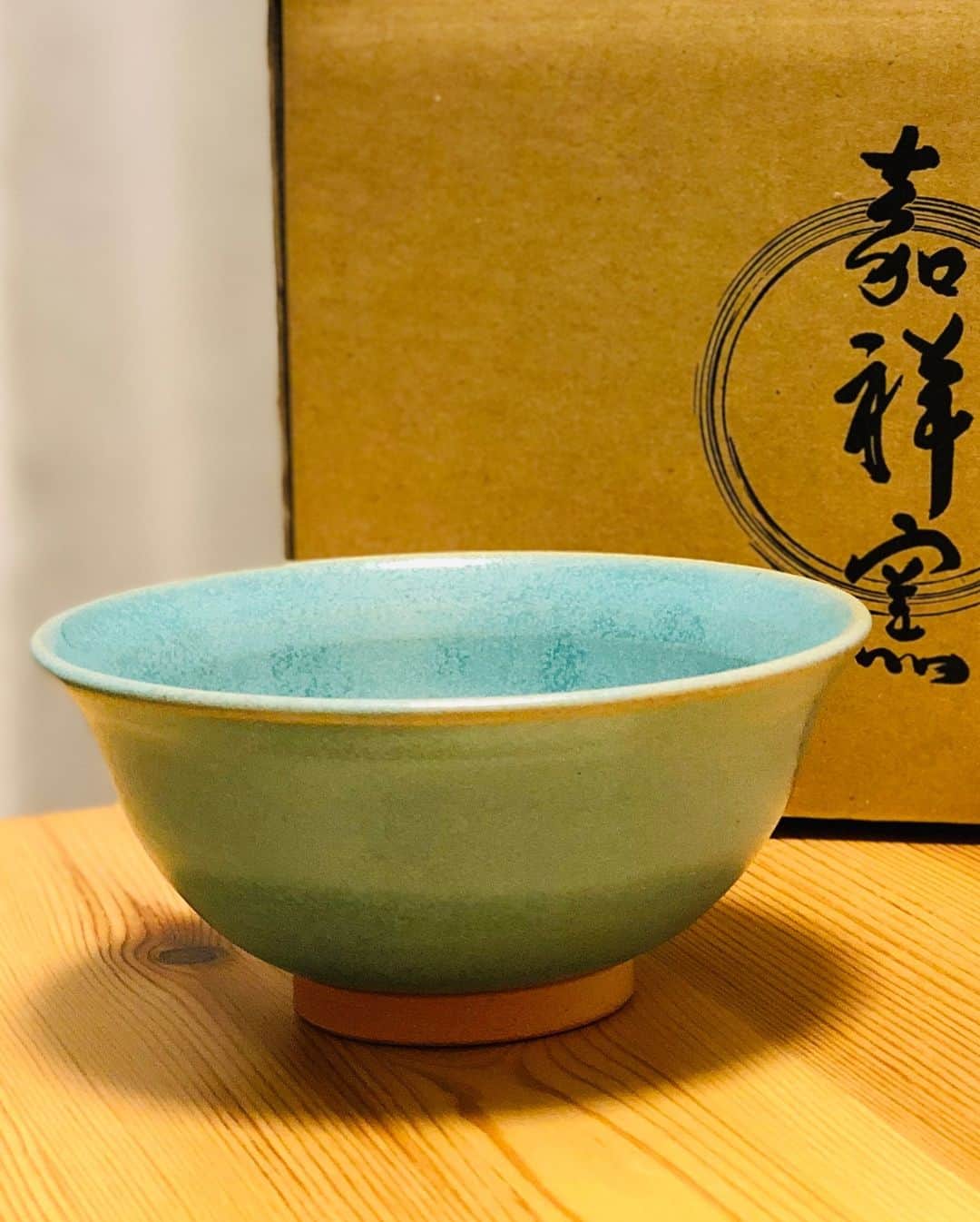 松原江里佳さんのインスタグラム写真 - (松原江里佳Instagram)「わーぃ😊 お正月に京都で作ったお茶碗🍚到着！ 最後までピンクと迷ったけどこの色にして良かった！（年齢のこと考えて） #京都 #ろくろ #手作り #お茶碗 #陶器 #フリーアナウンサー #スターダスト #でこ」1月22日 10時43分 - erika_matsubara