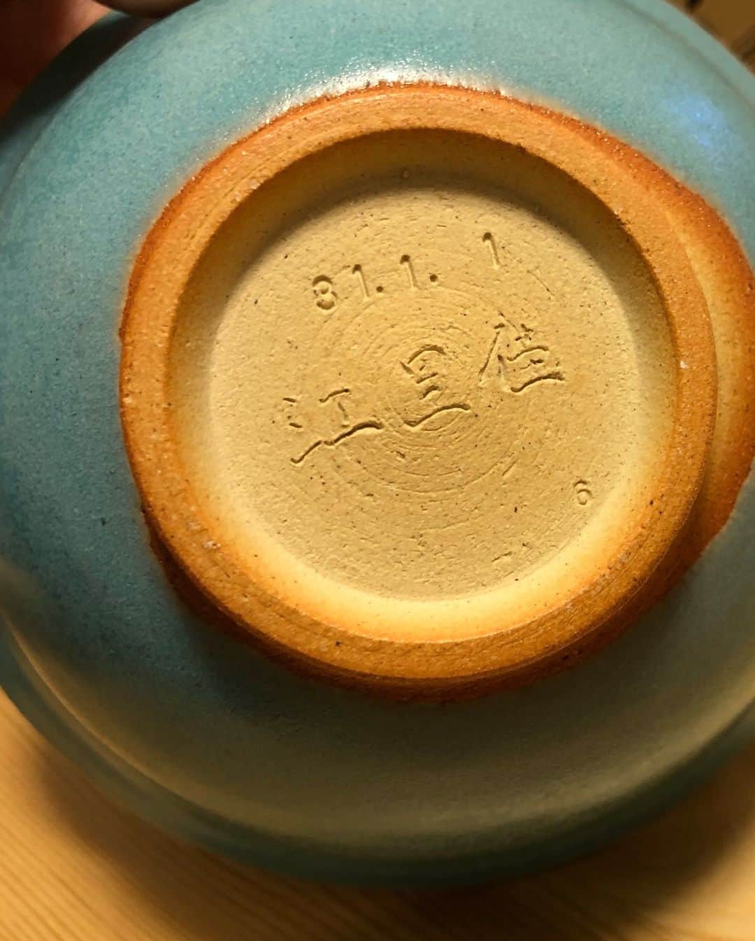 松原江里佳さんのインスタグラム写真 - (松原江里佳Instagram)「わーぃ😊 お正月に京都で作ったお茶碗🍚到着！ 最後までピンクと迷ったけどこの色にして良かった！（年齢のこと考えて） #京都 #ろくろ #手作り #お茶碗 #陶器 #フリーアナウンサー #スターダスト #でこ」1月22日 10時43分 - erika_matsubara