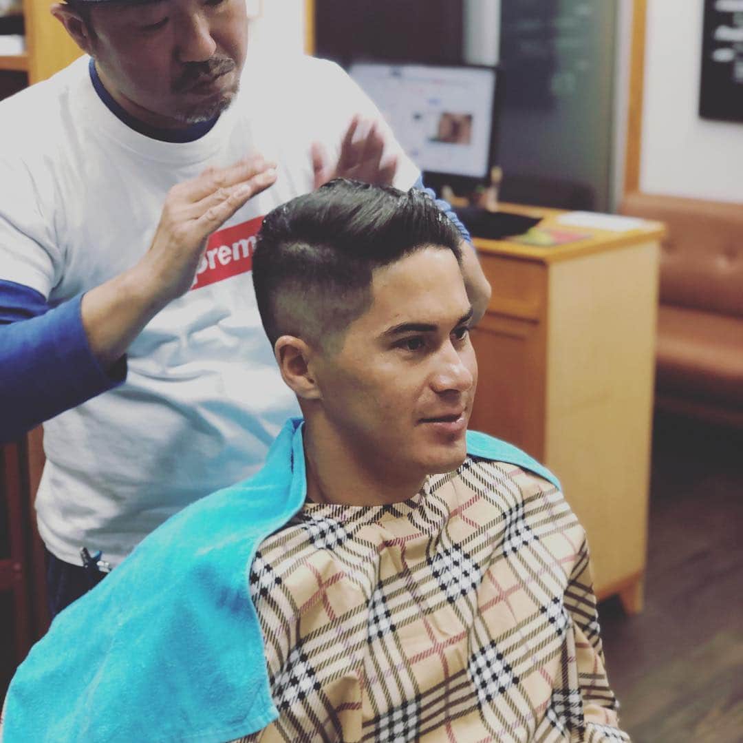 鄭大世さんのインスタグラム写真 - (鄭大世Instagram)「エウシーニョも床屋仲間に加わりました^^ やっぱ男は短髪。  顔剃りも初体験。 恍惚な表情を浮かべてました。」1月22日 20時18分 - chong_tese
