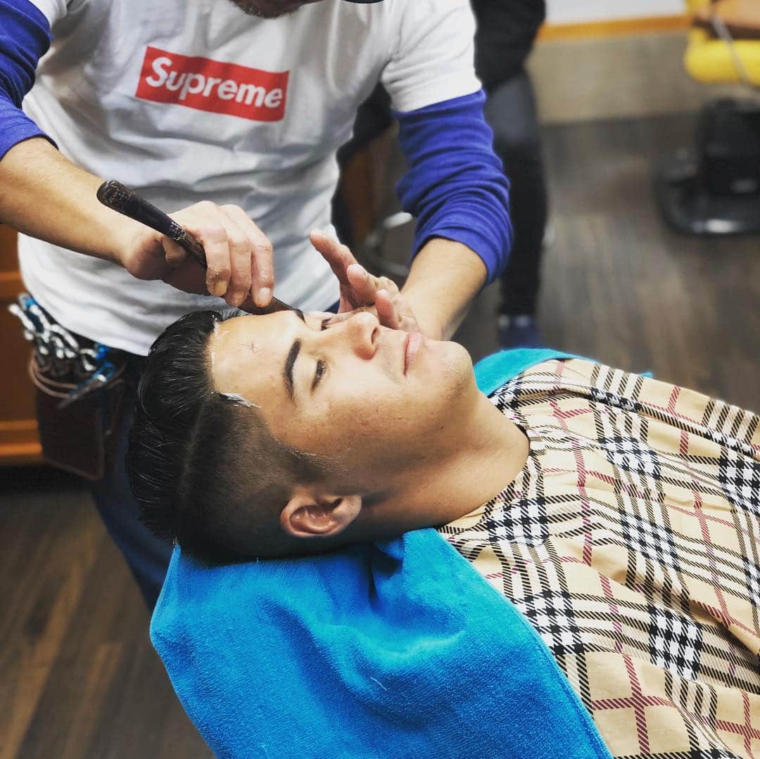 鄭大世さんのインスタグラム写真 - (鄭大世Instagram)「エウシーニョも床屋仲間に加わりました^^ やっぱ男は短髪。  顔剃りも初体験。 恍惚な表情を浮かべてました。」1月22日 20時18分 - chong_tese