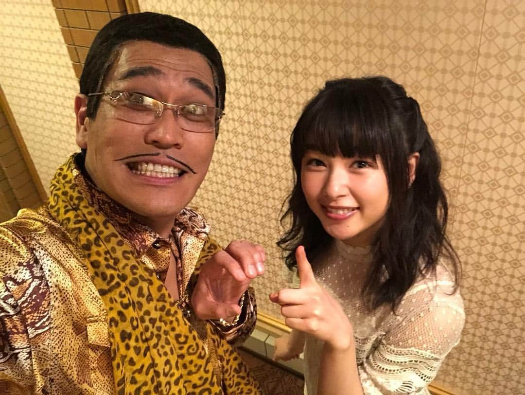 桜井日奈子さんのインスタグラム写真 - (桜井日奈子Instagram)「ピコ太郎さんと📸  イベントでご一緒しました！  お写真お願いしたら、快く撮ってくださってうれしかったです  手はpのつもりでした💁‍♀️ #ピコ太郎 さん #コスモ石油  #僕キミ」1月22日 20時51分 - sakurai.hinako_official