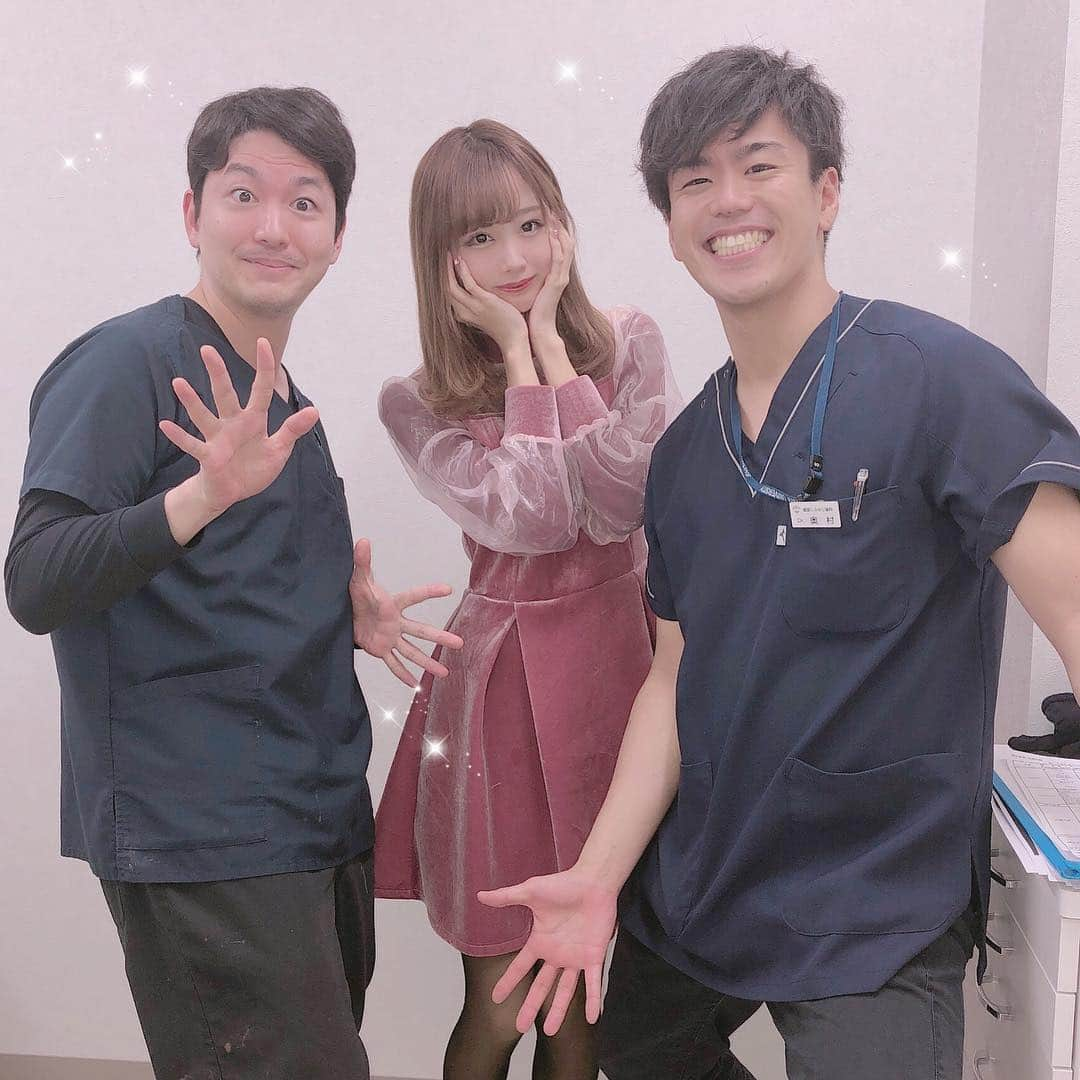 さきぼんさんのインスタグラム写真 - (さきぼんInstagram)「表参道しらゆり歯科(@omotesandoshirayuri )の福本医院長と私の矯正担当をしてくれる奥村先生🦷🖤 毎回歯医者さんにいることを忘れるほど楽しい時間です🧸 . #さきぼん矯正 で随時報告していくね✩ . 表参道しらゆり歯科は インビザライン 矯正治療がすごく得意なんだよ🥺💓 是非無料カウンセリングを受けてみてね。 . 歯科矯正が「さきぼんのインスタを見た」で10％オフになるよ😭💦 (ホワイトニング/セラミック/PMTC等も) ☎️ 0120-118-041 からカウンセリング予約できるよ！ . . 表参道以外にも店舗がたくさんあるよー！  質問があればここにコメントください。できる限り答えます！ . . #表参道しらゆり歯科 #銀座しらゆり歯科 #インビザライン #歯科矯正 #矯正 #矯正女子 #表参道 #精密審美会」1月22日 21時08分 - sakibon69