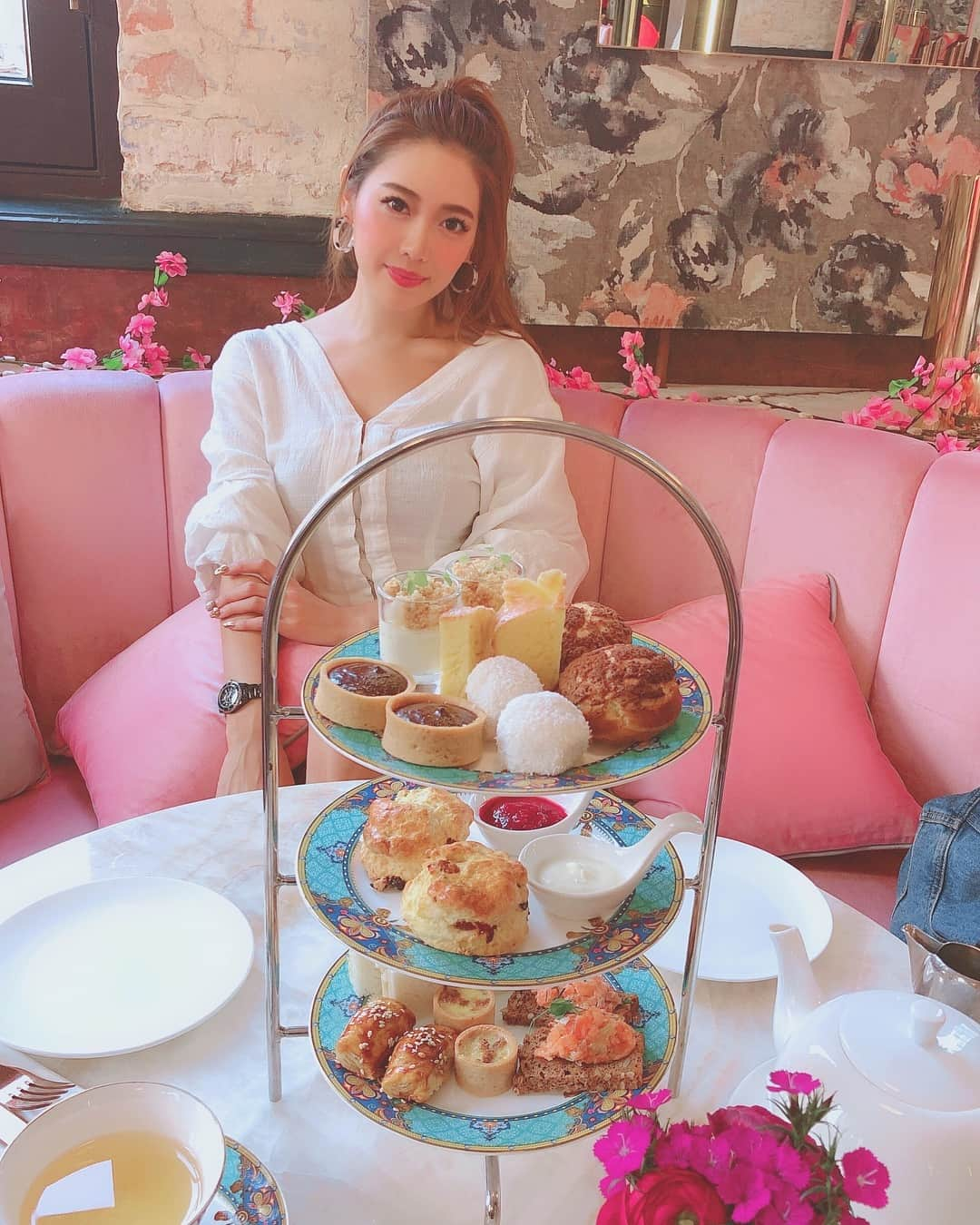 酒井麻里（Juri）さんのインスタグラム写真 - (酒井麻里（Juri）Instagram)「#madamefu で Afternoon tea.☕💭💕 PINK PINK PINK 💗💗💗 * * * #cjjuri #jurixoxoxo #inhongkong #香港 #pink #interior #afternoontea」1月22日 12時37分 - jurixoxoxo