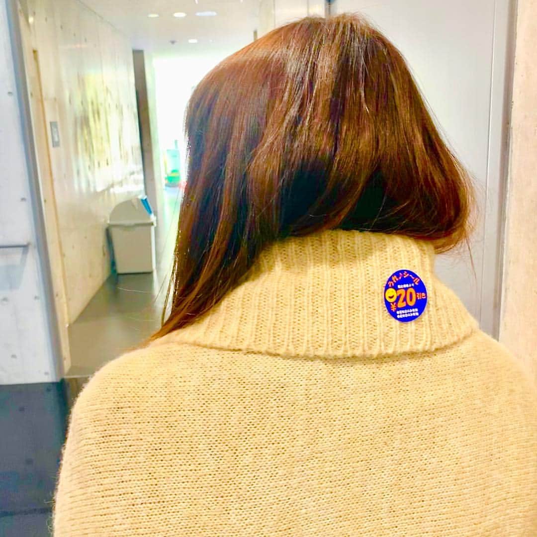 京面龍太郎のインスタグラム：「. 20円引き福光。 そんなに自分を安売りしなさんな。 . （この後バレてめっちゃ睨まれました。あの大きなお目々で） . #値引きシール #20円引き #福光可奈子」