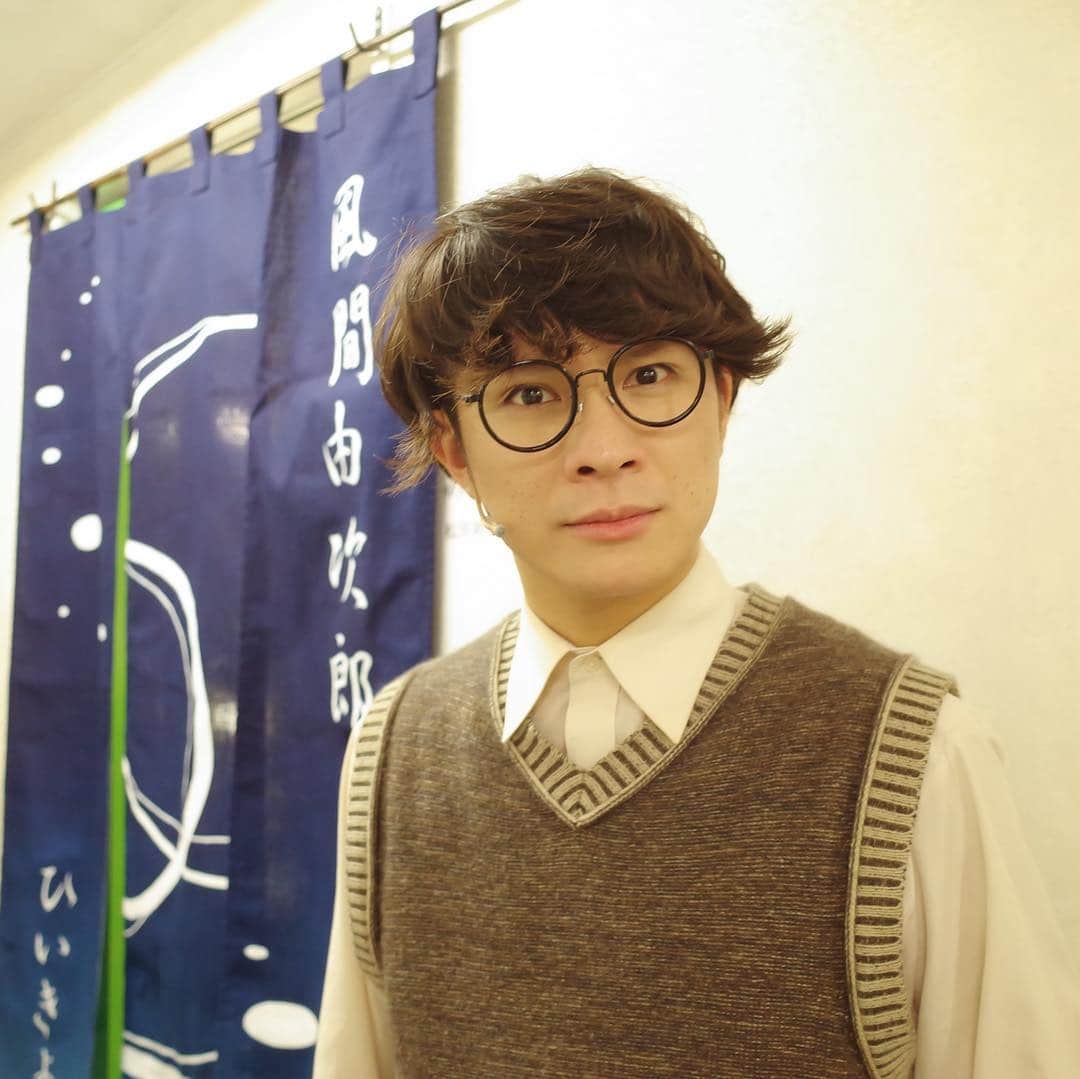 風間由次郎のインスタグラム：「思い出に写真撮ろうってなって、なぜか2枚ソロで撮られた笑 こちらがそのミュージカル「スター誕生」のスターさんです！カリン様ありがとうございました。 #スター誕生 #すたたん」