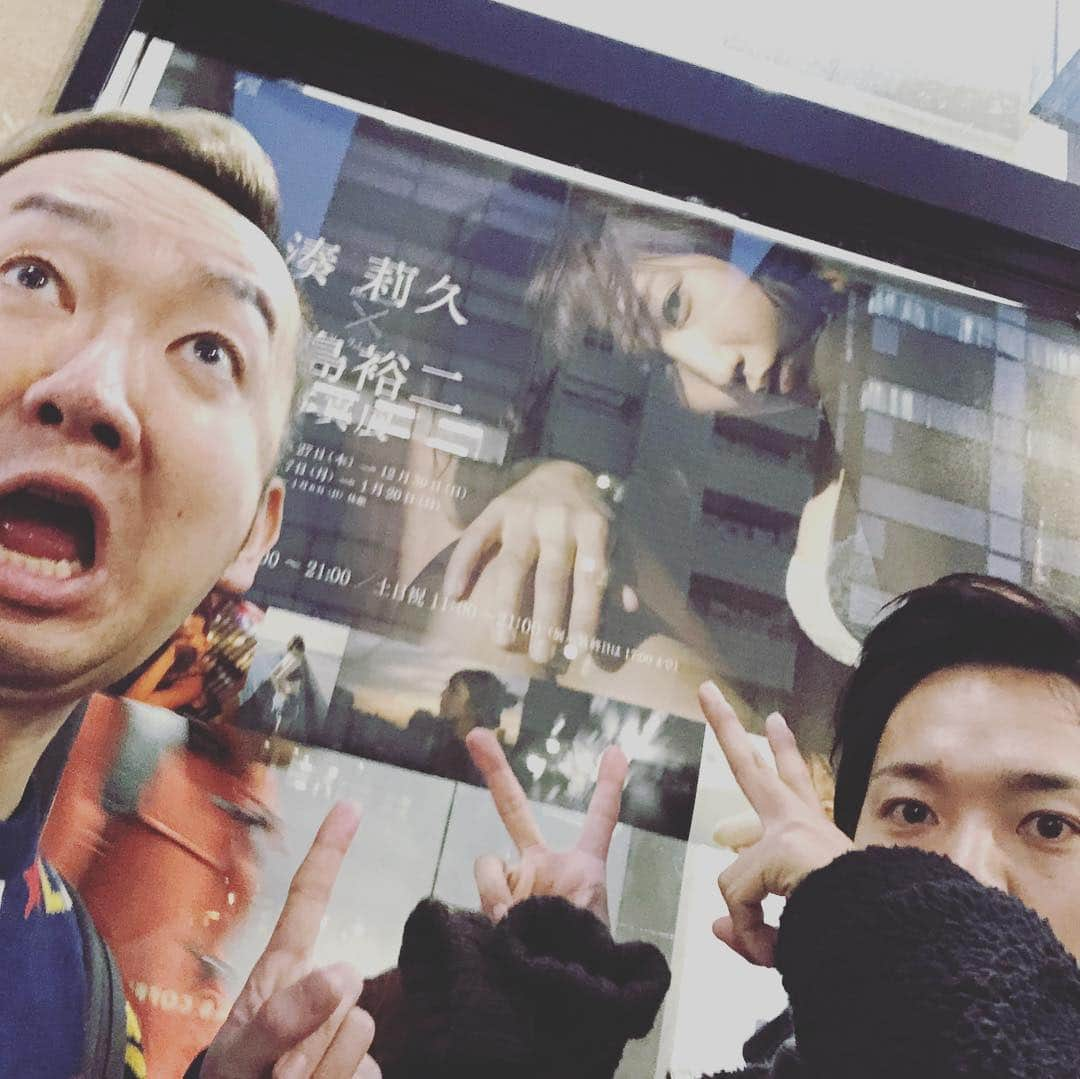 財部亮治さんのインスタグラム写真 - (財部亮治Instagram)「竜也さんと夕方前に合流。一緒に湊莉久さんの写真展にお邪魔させてもらって、そのあと新木場にバンドじゃないもん!MAXX NAKAYOSHIさんのライブを見に行きましてん！ 湊さんの写真展、エモいなんて言葉で表現していいのかわからないんですけど、素敵な作品ばかり。 バンもんさんのライブは、パフォーマンスが素晴らしかったです。あんなに歌って踊って弾いて叩いて(あと、最近筋トレしとるけんやと思うけどダンスに筋トレ含めてるところも衝撃)でした！ あと、なんと言ってもこのおじさんが好きです、僕。タグ付けしてくれないけど。  #湊莉久 #湊莉久写真展 #バンドじゃないもん #劇団スカッシュ #大塚竜也」1月22日 14時27分 - ryojitakarabe