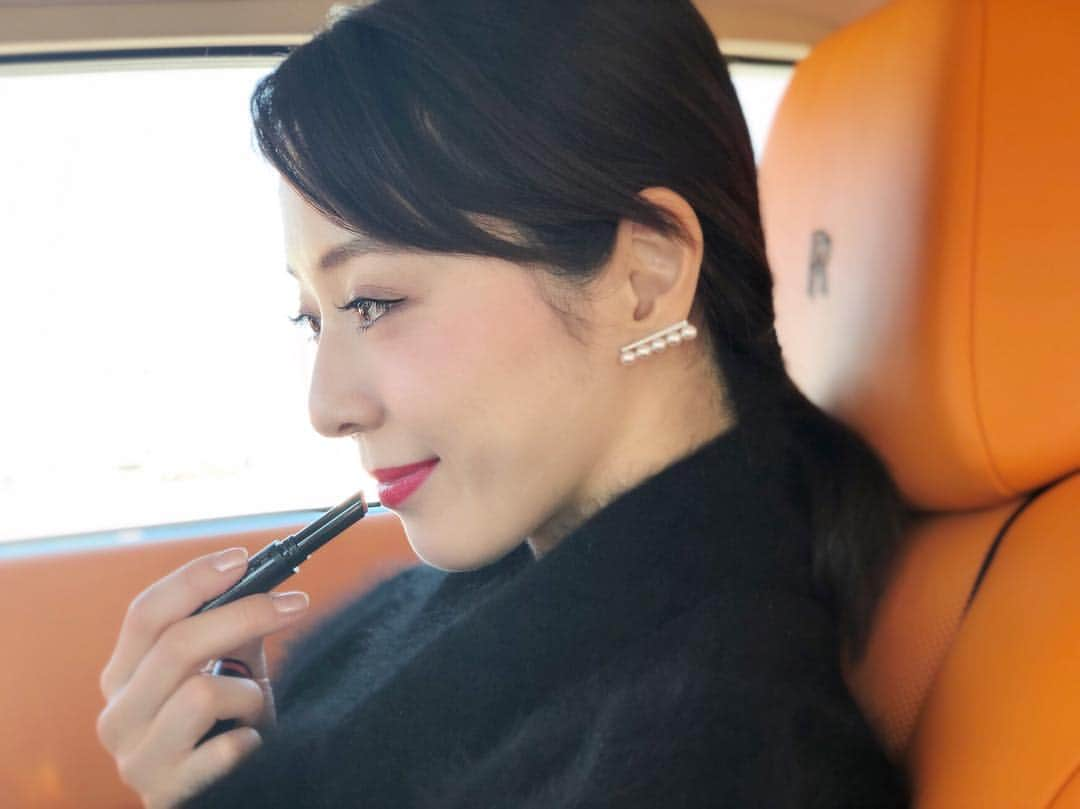 白田久子さんのインスタグラム写真 - (白田久子Instagram)「この冬はマットリップも挑戦💄 勝手なイメージとして乾燥してシワっぽくなったり？ と思ってましたがベアミネラルのリップは軽いつけ心地、発色・持ちともに完璧👏高機能ミネラルリップスティックです。そしてミネラルクレンジングウォーターでススっと落とせました。最近寝落ち率高めなのでありがたいクレンジングです😅 #ベアミネラル #ベアプロロングウェアリップスティック  #カーネーション #ミネラルクレンジングウォーター  #寝落ち #子供より早く寝てまう #どーにかしたい #年子育児」1月22日 16時05分 - hisako_shirata