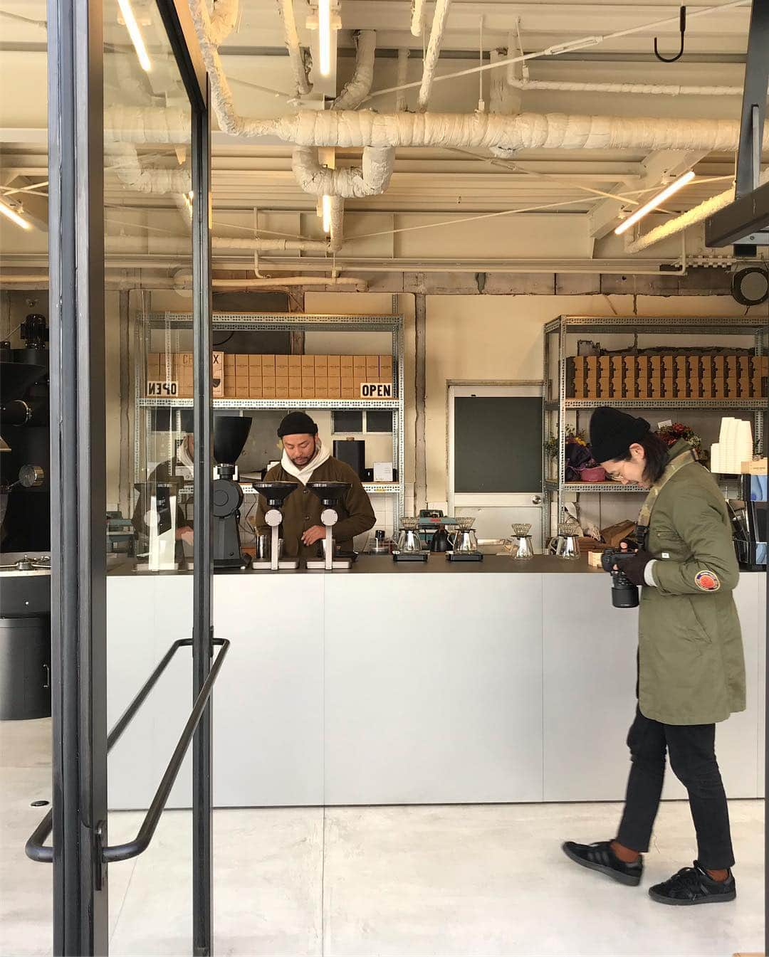 goodcoffeemeさんのインスタグラム写真 - (goodcoffeemeInstagram)「Great morning hanging out at Leaves Coffee Roasters. Shop page on goodcoffee.me coming soon! @vja  #leavescoffeeroasters #goodcoffee_kuramae #goodcoffee_tokyo」1月22日 16時08分 - goodcoffeeme