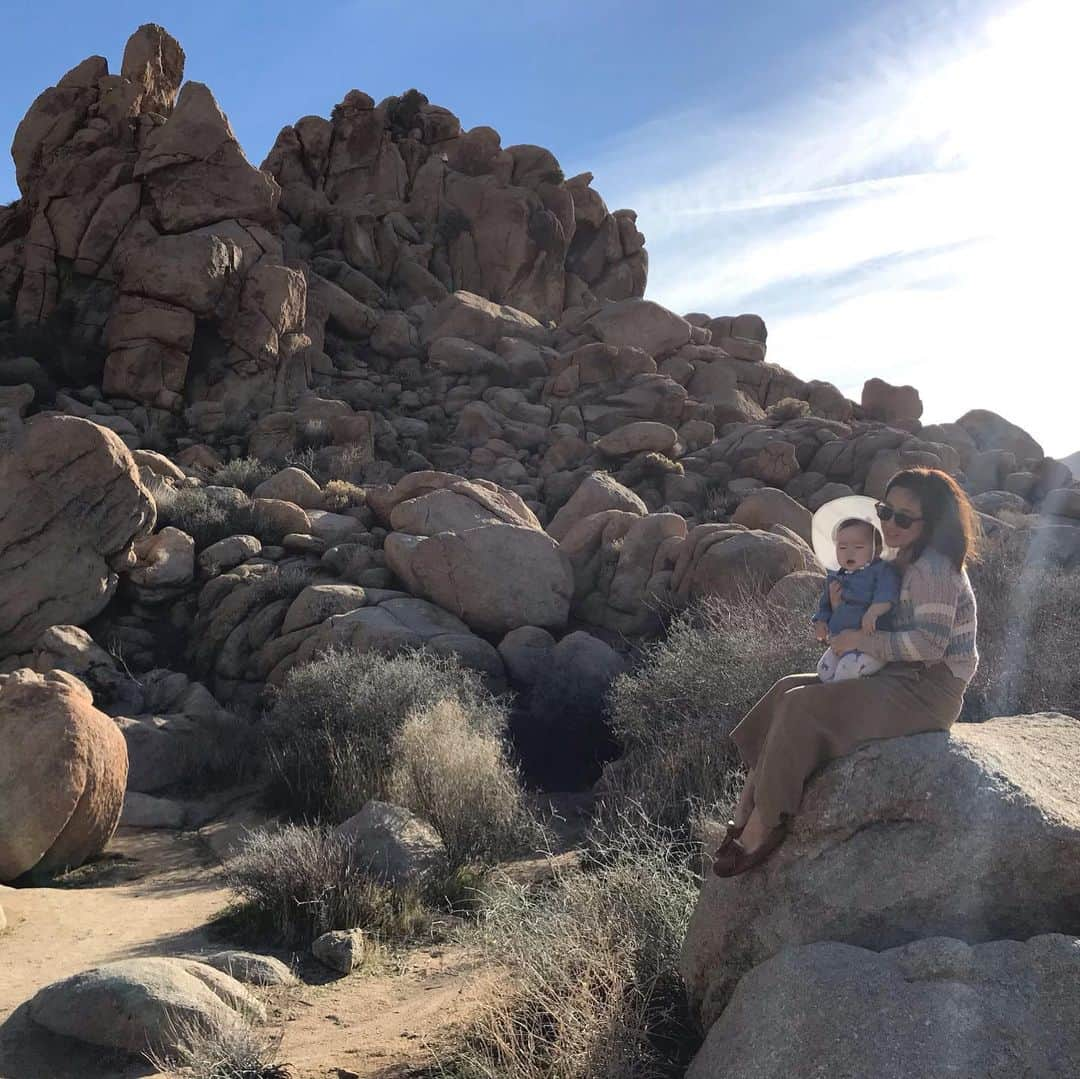 福島寿実子さんのインスタグラム写真 - (福島寿実子Instagram)「Joshua Tree National Park🌵🇺🇸大自然から本当に沢山のパワーをもらえた🏔✨ #california #californialife #joshuatree #nationalpark #babygirl #11months #カリフォルニア #ジョシュアツリー #アメリカ生活 #カリフォルニアライフ#アメリカ子育て #ベビーガール #生後11ヶ月 #女の子ママ #ベビーコーデ #ベビフル #ママリ #家族旅行」1月22日 16時13分 - sumimaruko