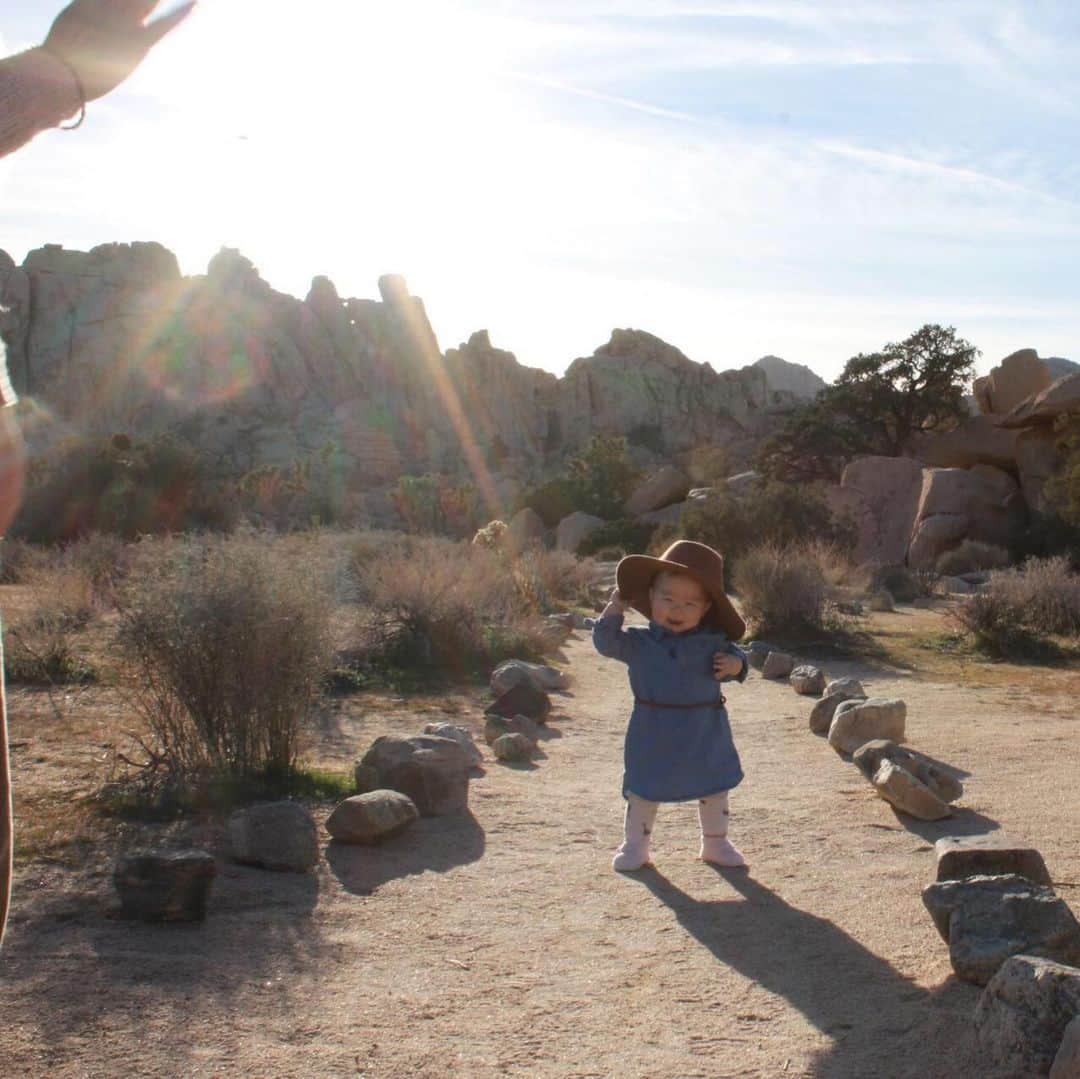 福島寿実子さんのインスタグラム写真 - (福島寿実子Instagram)「Joshua Tree National Park🌵🇺🇸大自然から本当に沢山のパワーをもらえた🏔✨ #california #californialife #joshuatree #nationalpark #babygirl #11months #カリフォルニア #ジョシュアツリー #アメリカ生活 #カリフォルニアライフ#アメリカ子育て #ベビーガール #生後11ヶ月 #女の子ママ #ベビーコーデ #ベビフル #ママリ #家族旅行」1月22日 16時13分 - sumimaruko