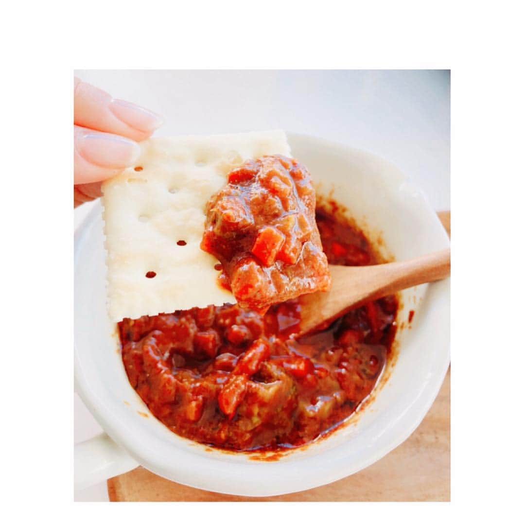 激辛アミーゴのインスタグラム：「ななちゃんのカプサイシンコラボカレー🌶 本日発売のなないろカレーを使った激辛カレー作ってみました‼️使いやすくて5分で出来上がり😊 子供のご飯の野菜の残りに、なないろカレーパウダーと、カプサイシンを大盛り3杯ほど入れて出来上がり‼️ 旨味が勝ってしまい、辛さが足りなかった💦 次は更に激辛にチャレンジしてみます🌶  #タマチャンショップ  #万能カレーパウダー  #なないろカレー #鈴木亜美 #激辛 #激辛グルメ #激辛好きな皆さんはこうやって食べてみてね」