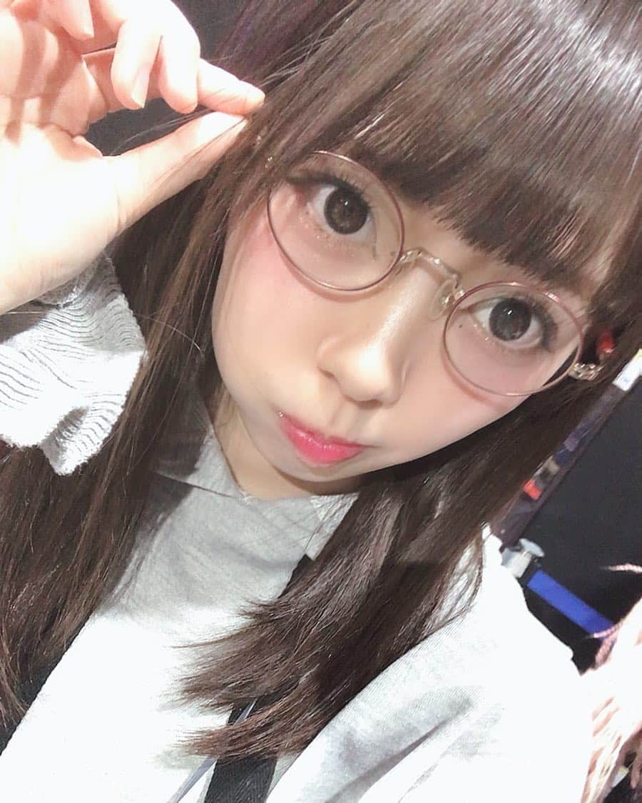 渚りりかのインスタグラム：「パーカーとメガネ女子。 メガネ似合う……？？？？👓✨」