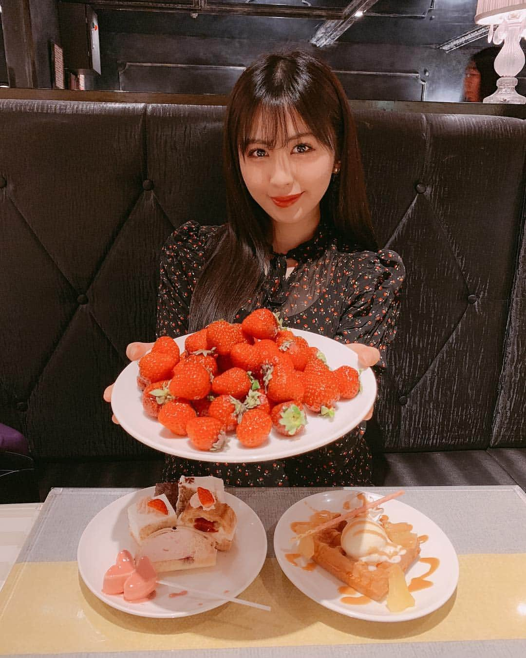 宮下舞花さんのインスタグラム写真 - (宮下舞花Instagram)「いちごの季節🍓🙈😍 . . . #ビタースイーツビュッフェ  にて期間限定でやってる #いちご食べ放題 行ってきたよ❤️ . . 今年もいちご沢山食べると決めたの！たのしみだなー早く #果実園リーベル も行きたい！ . チョコ垂れないで〜って思ってたのに垂れた時の顔もぺたりしておく！ . #いちご#いちごビュッフェ #いちご大好き#いちご#ストロベリーマニア」1月22日 21時49分 - maikamaimaika