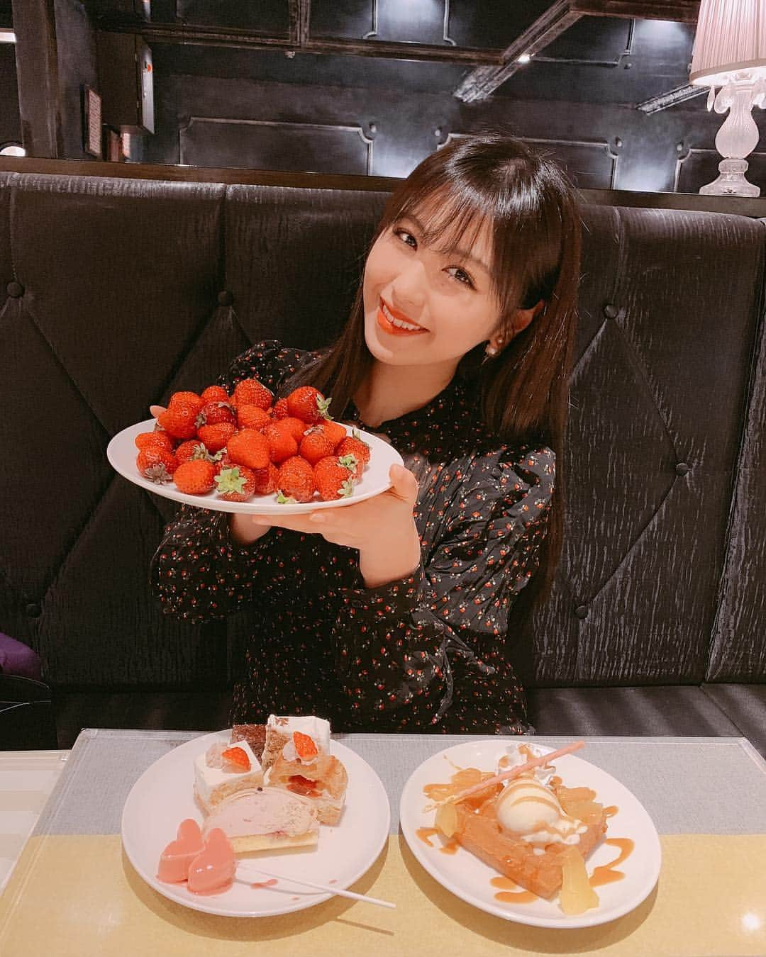 宮下舞花さんのインスタグラム写真 - (宮下舞花Instagram)「いちごの季節🍓🙈😍 . . . #ビタースイーツビュッフェ  にて期間限定でやってる #いちご食べ放題 行ってきたよ❤️ . . 今年もいちご沢山食べると決めたの！たのしみだなー早く #果実園リーベル も行きたい！ . チョコ垂れないで〜って思ってたのに垂れた時の顔もぺたりしておく！ . #いちご#いちごビュッフェ #いちご大好き#いちご#ストロベリーマニア」1月22日 21時49分 - maikamaimaika