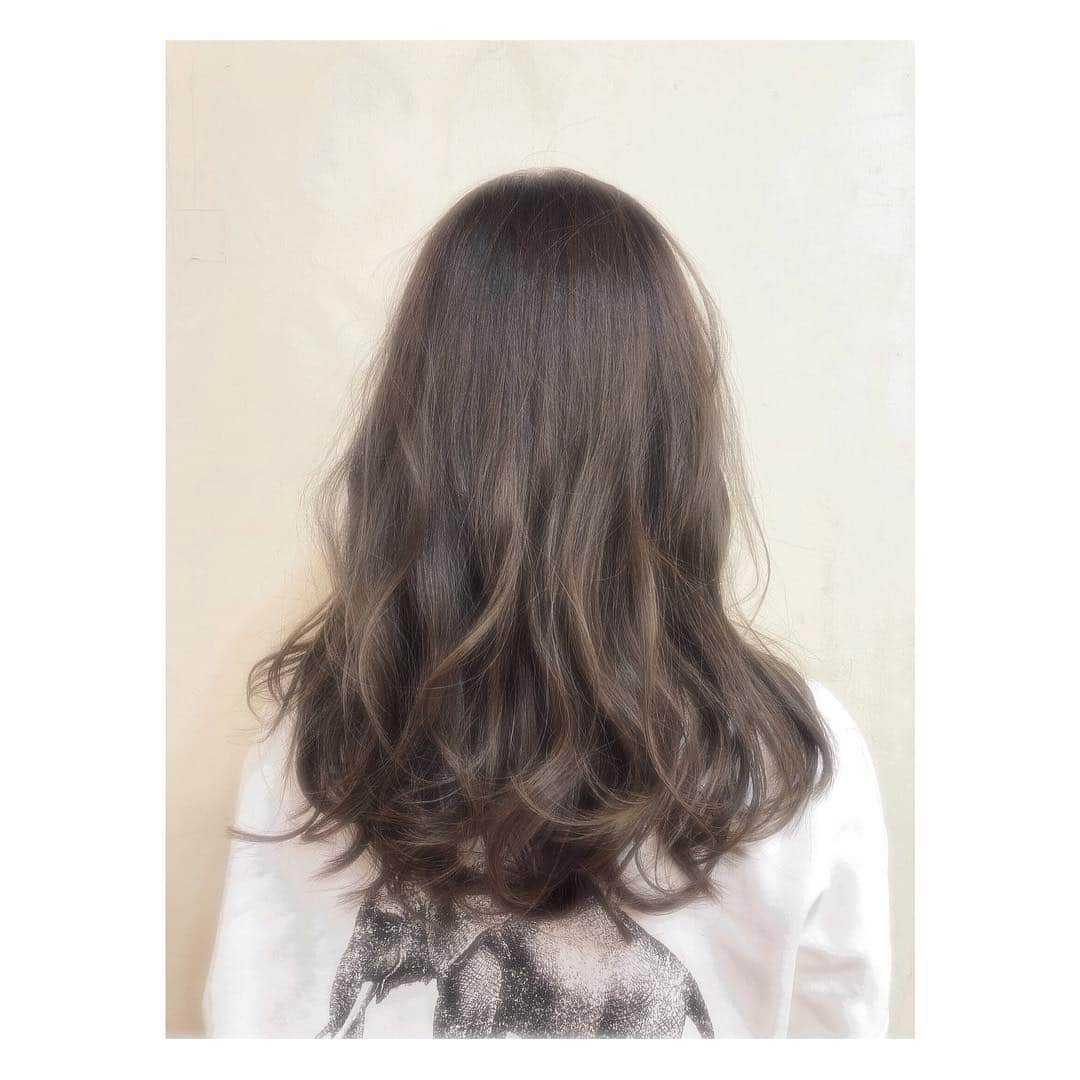 水谷望愛さんのインスタグラム写真 - (水谷望愛Instagram)「💇‍♀️ ❤️ ❤️ ❤️ 髪色が抜けまくっててカラーしてもらいました🥴 @satoshitakagi @bloc_japon  ありがとうございます🥺 根元がプリンになるの嫌だからグラデーションにしてもらったよ🤗 しかもまさかの生え際染めてないの！ だから伸びてきても目立たない🤤 これで数ヶ月引きこもっても大丈夫🙆‍♀️ありがてぇありがてぇ☃️ あとblocで売ってるヘアオイルがめちゃめちゃいいのよ。髪質綺麗になるし、きっと男だったら惚れるにおいするわ。何だっけ。黄色のオイル！笑 試してみて❤️」1月22日 16時20分 - noa0209_x_x_