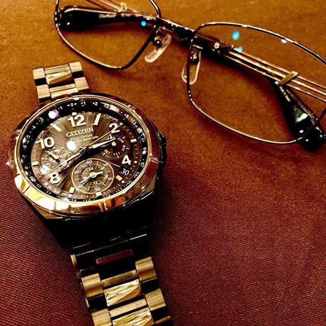 CITIZEN（シチズン時計）さんのインスタグラム写真 - (CITIZEN（シチズン時計）Instagram)「上品に輝くゴールドのベゼル . 【掲載モデル：ATESSA CC9076-50E】100周年記念限定モデル . --------------------------------------- #reposted by @hokkeji_honyouji  最近は老眼も進んだ。だいぶ我慢していたが、時計が無い生活は不便だし、目が霞んで本も読めない。結局必要に迫られて購入した国産アイテム。国産とはいえだいぶ贅沢だと思う。有難く使おう。 --------------------------------------- . #citizenwatch #mycitizen #時計 #腕時計 #眼鏡 #メガネ #citizen #シチズン #メガネフレーム #国産 #日本製 #老眼鏡 #gpsソーラー電波 #ATTESA #アテッサ #小物コーデ #ビジネスコーデ #手元コーデ #腕時計コーデ」1月22日 17時00分 - citizenwatchjp