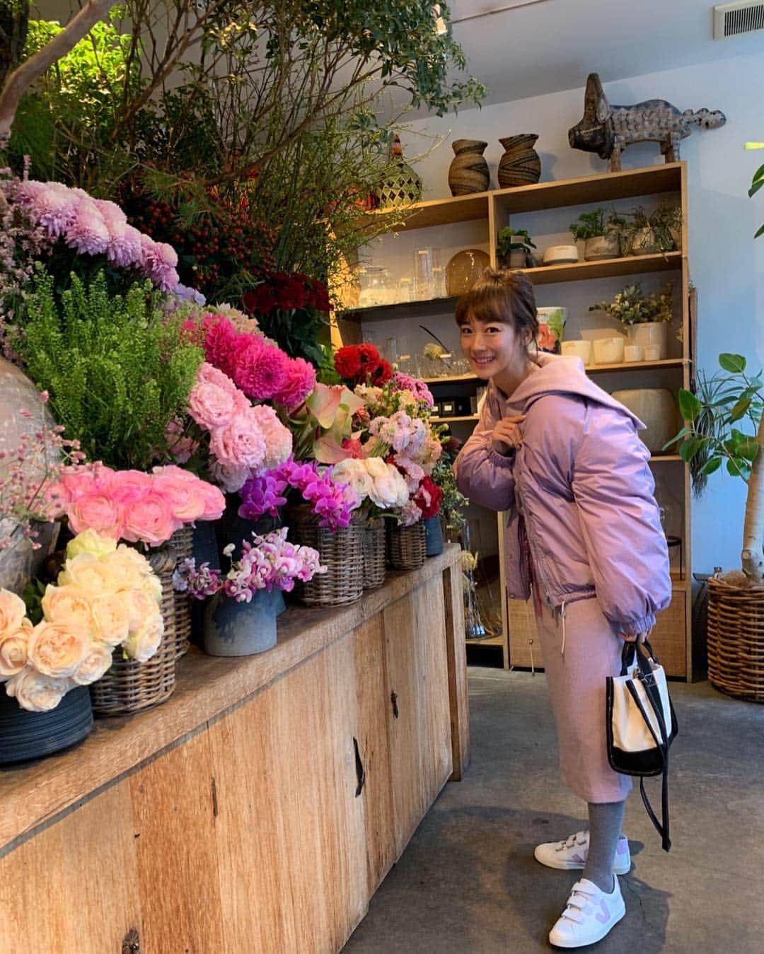 村上沙織さんのインスタグラム写真 - (村上沙織Instagram)「こんな色のお洋服だからpinkのお花を選ぶと思いきや…whiteにしましたー🙋‍♀️ ronhermanで買ったダウンがお気に入り。 #LUMEI ・ スニーカーはわっちからのpresent🎁 #VEJA #rosymonster#mamacoordinate#ママコーデ#fashion#ootd」1月22日 17時11分 - rosysaorimonster