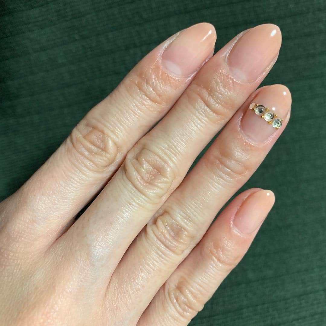 のインスタグラム：「新しいネイル💅✨ #newnails  #バレンタイン を意識してチョコレート色を選んだつもりが #塗ってみたらだいぶ薄い色で、ヌーディーに仕上がった #逆にいい！！」