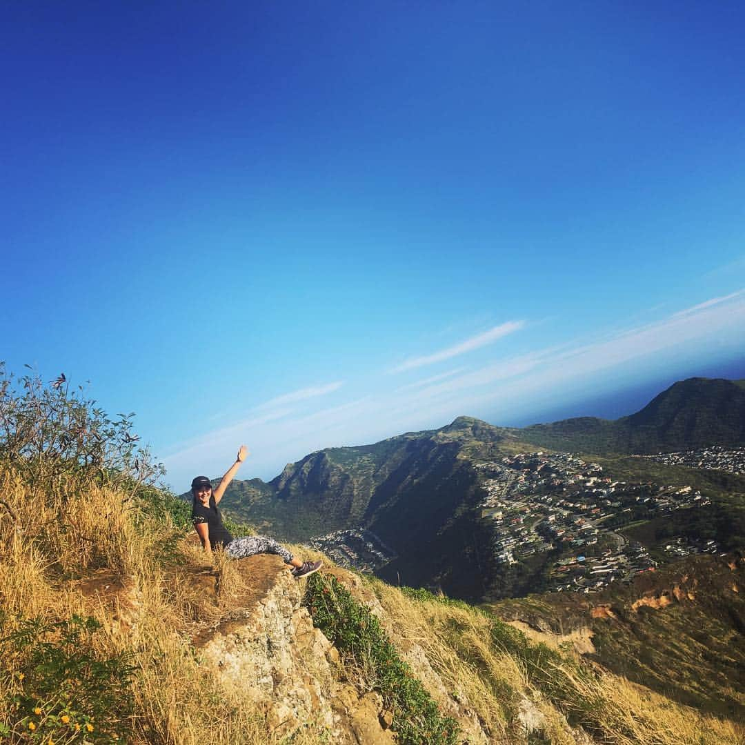 山村彩恵のインスタグラム：「KOKO HEAD 登ってきましたー⛰‼︎ 絶景。。。 最高でしたっ‼︎ 明日からもがんばるぞー。  #kokohead  #きつかったけどいい思い出」