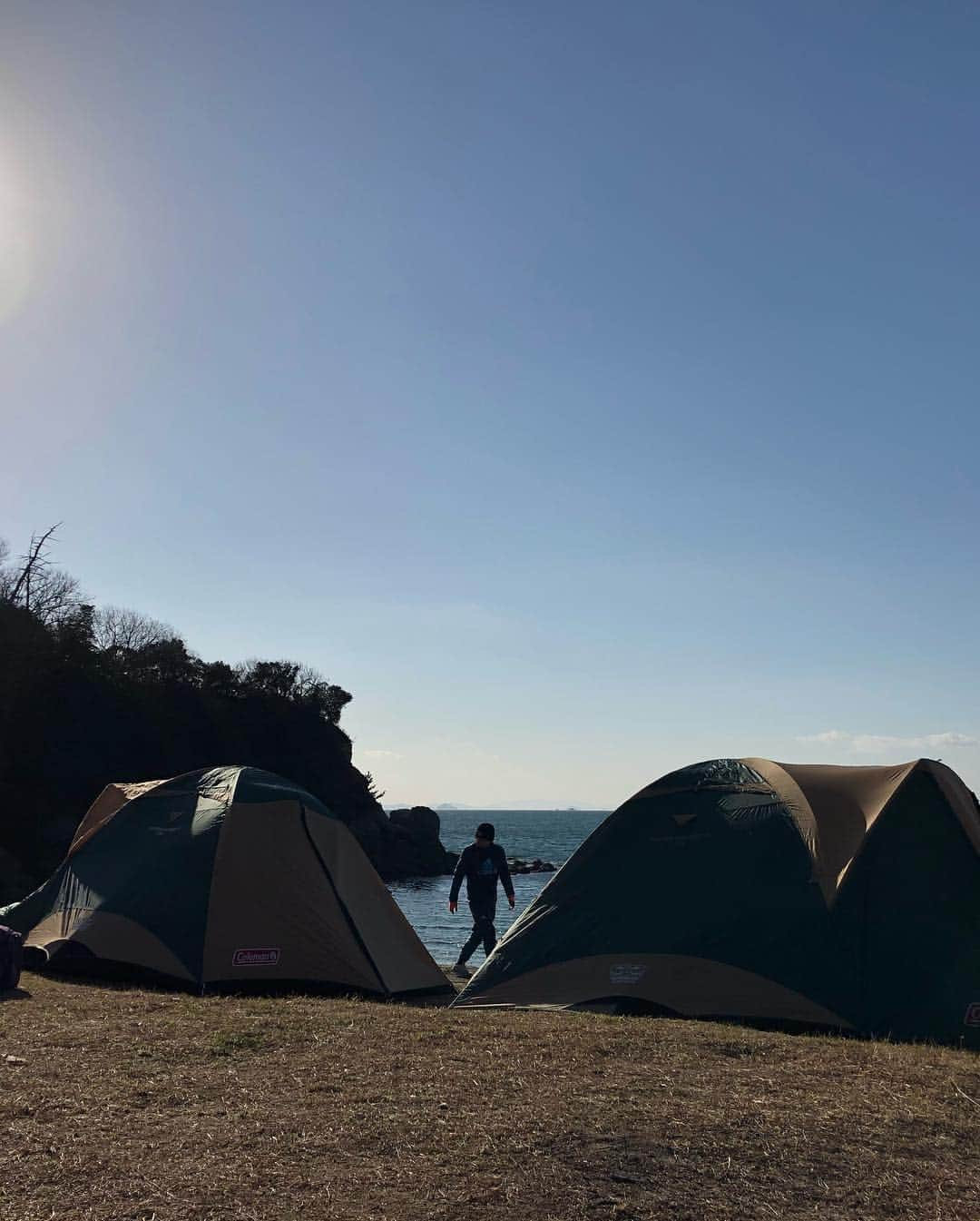 太田康介さんのインスタグラム写真 - (太田康介Instagram)「一泊二日サバイバルキャンプ  チームごとに山中に入りコンパスと地図を頼りにミッションをこなす。  ゴールの浜辺にテントを張り火を起こし食事を作る。  帰りはキャンプ地波方からしまなみアースランドまで13キロの道のりを歩く。  なかなか普段出来ない経験をさせてもらいました。  新加入選手もだいぶ仲良くなれたんじゃないかな？  とりあえず風が強く騒音半端ないテントでは全く寝れず疲れました。笑  #fc今治  #マイチーム #新加入うっちー #コンパス担当今ちゃん #喋らないミヤ #よくしゃべるりょうや #高卒ルーキーながら森の中冷静に方向を決める新加入しゅうと #ナイスチームでした #とにかく #全く寝れず #お疲れ様でした」1月22日 18時37分 - kosukeota.7