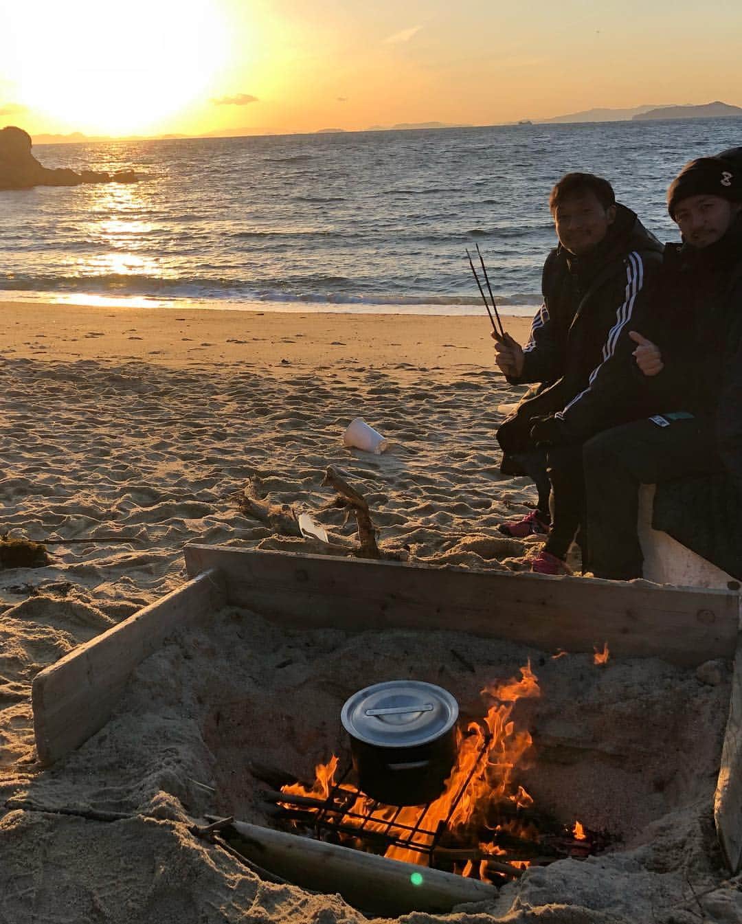 太田康介さんのインスタグラム写真 - (太田康介Instagram)「一泊二日サバイバルキャンプ  チームごとに山中に入りコンパスと地図を頼りにミッションをこなす。  ゴールの浜辺にテントを張り火を起こし食事を作る。  帰りはキャンプ地波方からしまなみアースランドまで13キロの道のりを歩く。  なかなか普段出来ない経験をさせてもらいました。  新加入選手もだいぶ仲良くなれたんじゃないかな？  とりあえず風が強く騒音半端ないテントでは全く寝れず疲れました。笑  #fc今治  #マイチーム #新加入うっちー #コンパス担当今ちゃん #喋らないミヤ #よくしゃべるりょうや #高卒ルーキーながら森の中冷静に方向を決める新加入しゅうと #ナイスチームでした #とにかく #全く寝れず #お疲れ様でした」1月22日 18時37分 - kosukeota.7