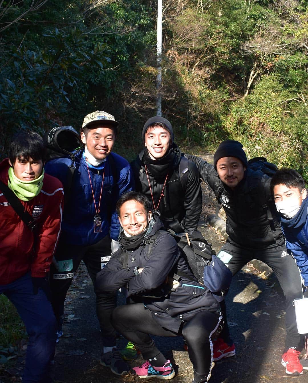 のインスタグラム：「一泊二日サバイバルキャンプ  チームごとに山中に入りコンパスと地図を頼りにミッションをこなす。  ゴールの浜辺にテントを張り火を起こし食事を作る。  帰りはキャンプ地波方からしまなみアースランドまで13キロの道のりを歩く。  なかなか普段出来ない経験をさせてもらいました。  新加入選手もだいぶ仲良くなれたんじゃないかな？  とりあえず風が強く騒音半端ないテントでは全く寝れず疲れました。笑  #fc今治  #マイチーム #新加入うっちー #コンパス担当今ちゃん #喋らないミヤ #よくしゃべるりょうや #高卒ルーキーながら森の中冷静に方向を決める新加入しゅうと #ナイスチームでした #とにかく #全く寝れず #お疲れ様でした」